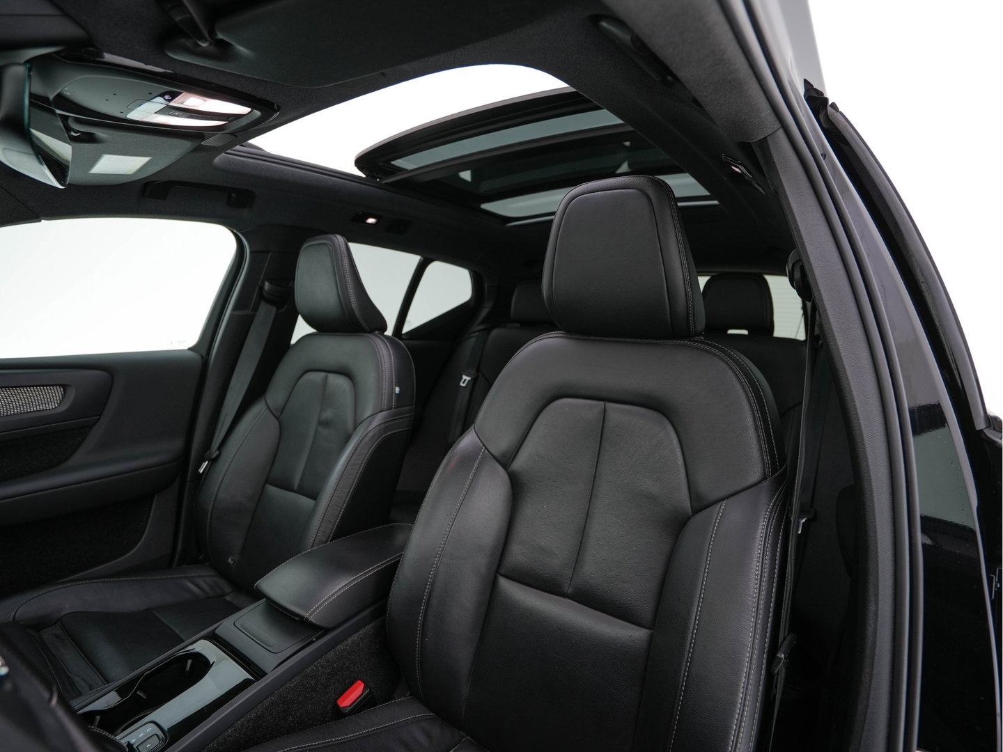 Volvo XC40 Recharge P8 AWD R-Design [3-Fase-11kW] {SoH-89%} (INCL-BTW) Aut. *PANO | LEATHER | ADAPTIVE-CRUISE | DIGI-COCKPIT | FULL-LED | CAMERA | NAVI-FULLMAP | ECC | PDC | KEYLESS | HEATED-SPORTSEATS | TOWBAR | 20''ALU*