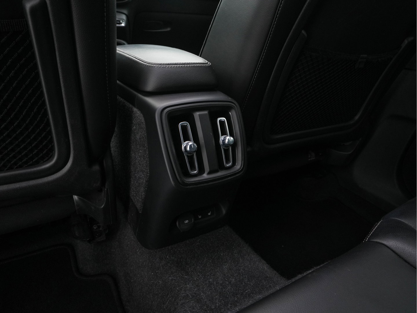 Volvo XC40 Recharge P8 AWD R-Design [3-Fase-11kW] {SoH-89%} (INCL-BTW) Aut. *PANO | LEATHER | ADAPTIVE-CRUISE | DIGI-COCKPIT | FULL-LED | CAMERA | NAVI-FULLMAP | ECC | PDC | KEYLESS | HEATED-SPORTSEATS | TOWBAR | 20''ALU*
