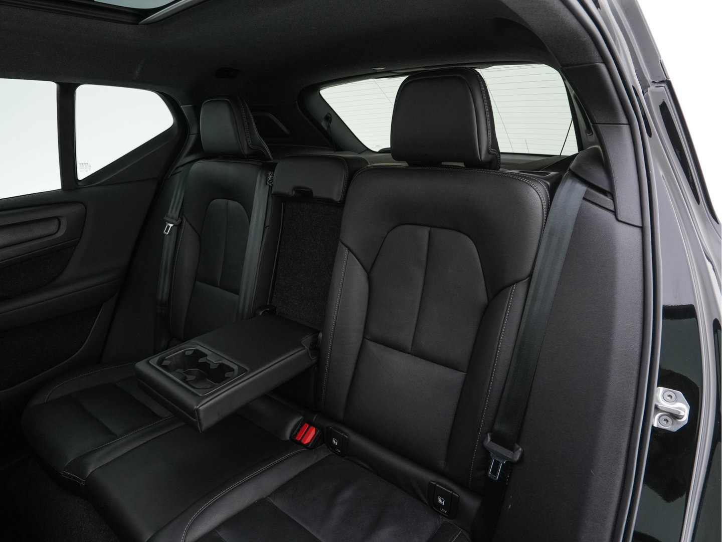 Volvo XC40 Recharge P8 AWD R-Design [3-Fase-11kW] {SoH-89%} (INCL-BTW) Aut. *PANO | LEATHER | ADAPTIVE-CRUISE | DIGI-COCKPIT | FULL-LED | CAMERA | NAVI-FULLMAP | ECC | PDC | KEYLESS | HEATED-SPORTSEATS | TOWBAR | 20''ALU*