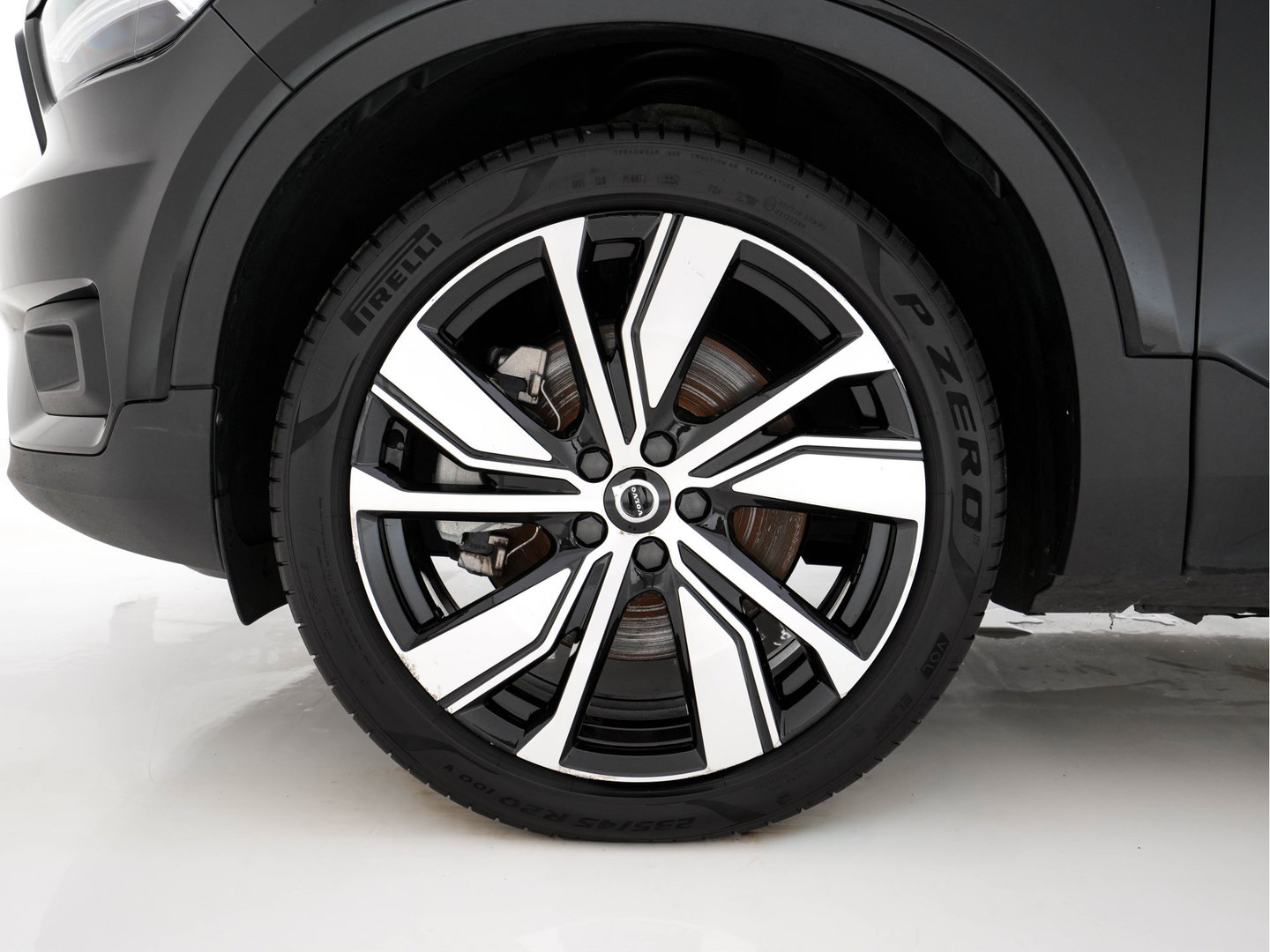 Volvo XC40 Recharge P8 AWD R-Design [3-Fase-11kW] {SoH-89%} (INCL-BTW) Aut. *PANO | LEATHER | ADAPTIVE-CRUISE | DIGI-COCKPIT | FULL-LED | CAMERA | NAVI-FULLMAP | ECC | PDC | KEYLESS | HEATED-SPORTSEATS | TOWBAR | 20''ALU*