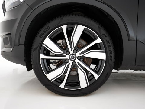 Volvo XC40 Recharge P8 AWD R-Design [3-Fase-11kW] {SoH-89%} (INCL-BTW) Aut. *PANO | LEATHER | ADAPTIVE-CRUISE | DIGI-COCKPIT | FULL-LED | CAMERA | NAVI-FULLMAP | ECC | PDC | KEYLESS | HEATED-SPORTSEATS | TOWBAR | 20''ALU*