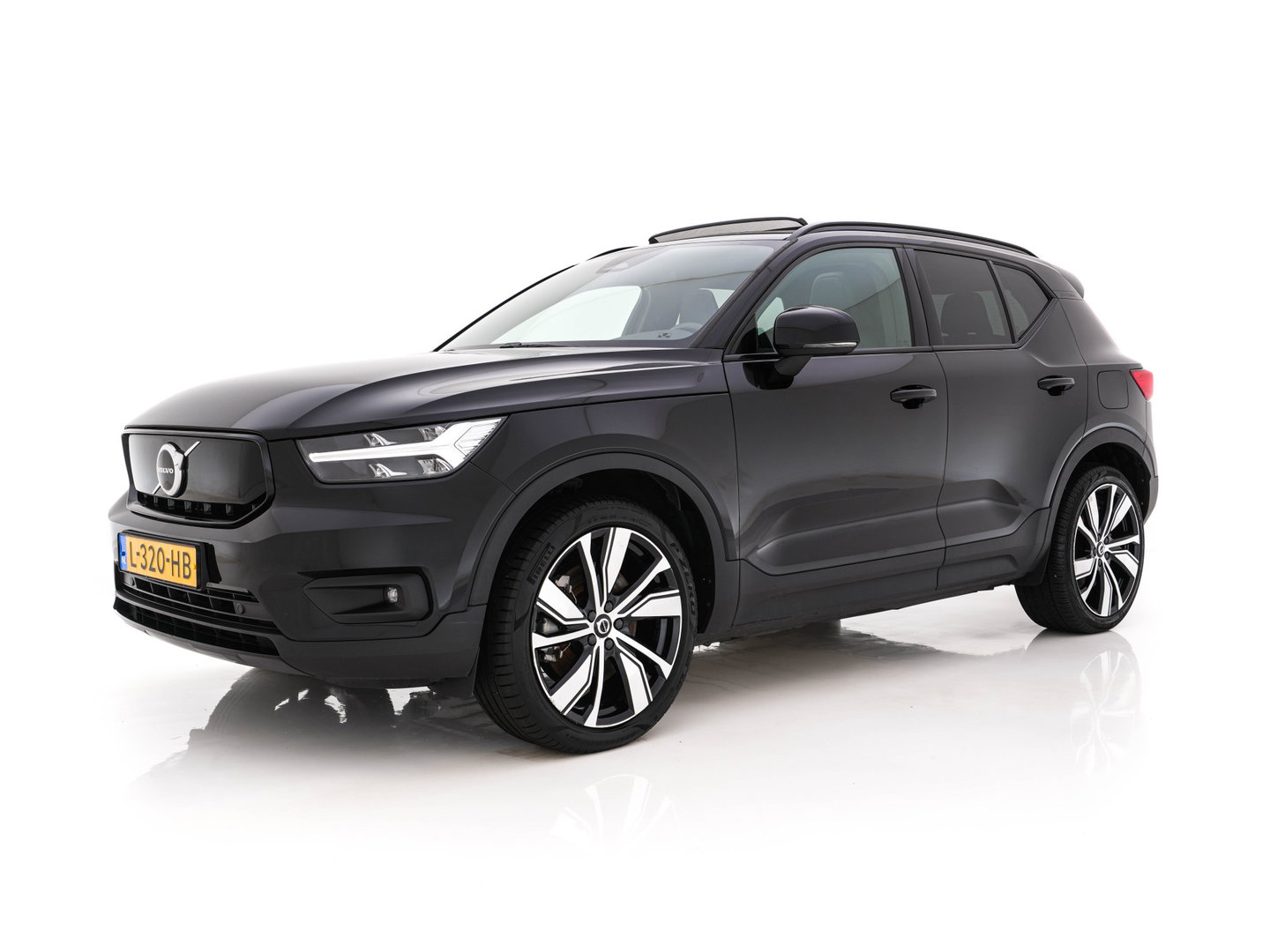Volvo XC40 Recharge P8 AWD R-Design [3-Fase-11kW] {SoH-89%} (INCL-BTW) Aut. *PANO | LEATHER | ADAPTIVE-CRUISE | DIGI-COCKPIT | FULL-LED | CAMERA | NAVI-FULLMAP | ECC | PDC | KEYLESS | HEATED-SPORTSEATS | TOWBAR | 20''ALU*