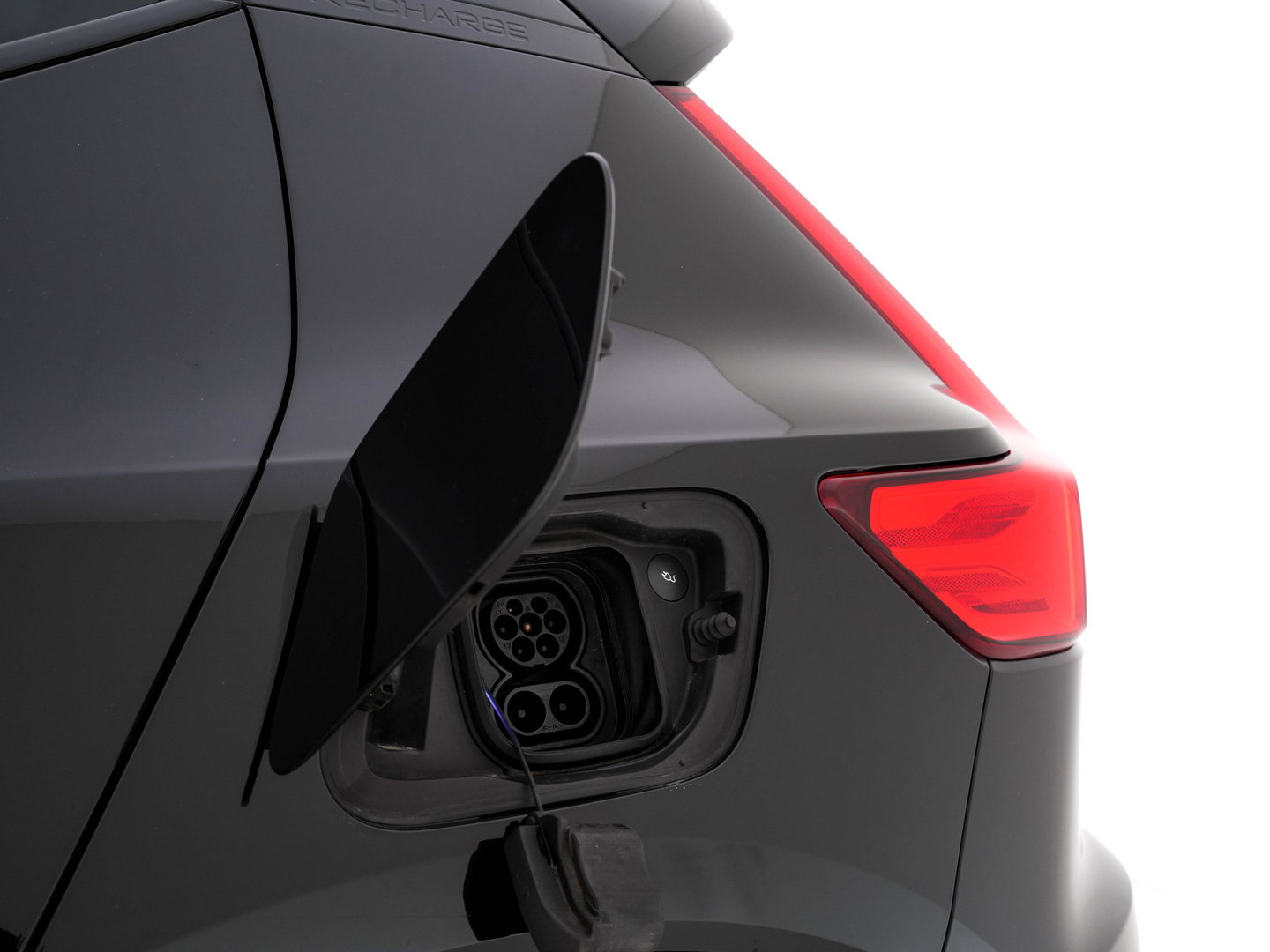 Volvo XC40 Recharge P8 AWD R-Design [3-Fase-11kW] {SoH-89%} (INCL-BTW) Aut. *PANO | LEATHER | ADAPTIVE-CRUISE | DIGI-COCKPIT | FULL-LED | CAMERA | NAVI-FULLMAP | ECC | PDC | KEYLESS | HEATED-SPORTSEATS | TOWBAR | 20''ALU*