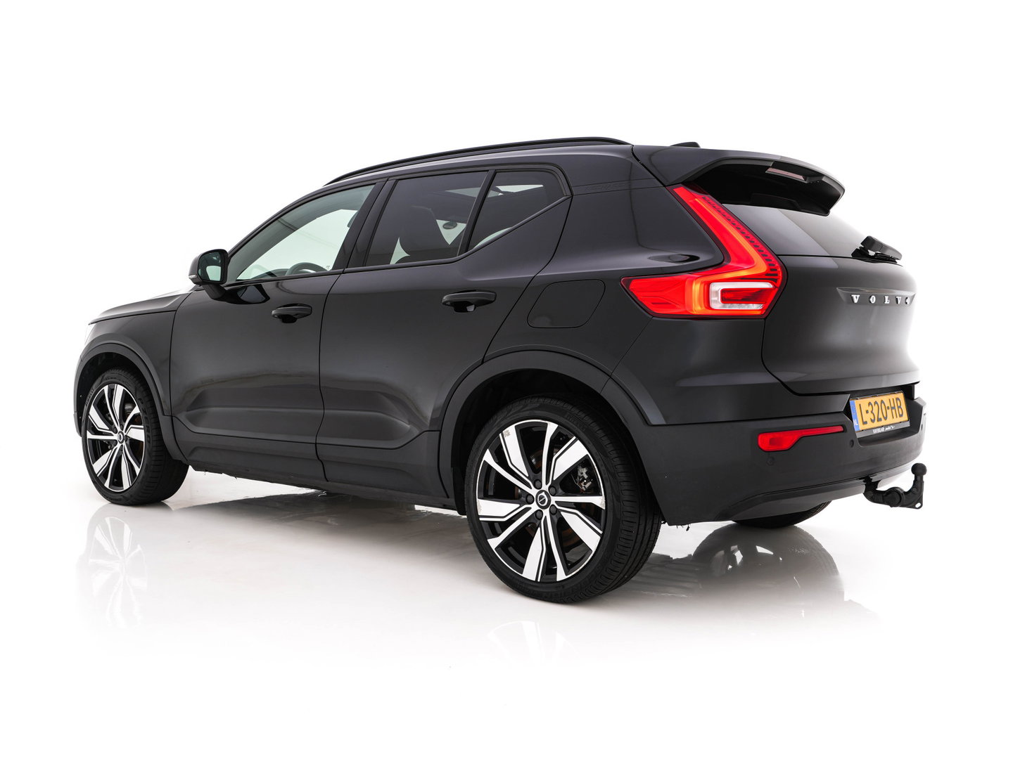Volvo XC40 Recharge P8 AWD R-Design [3-Fase-11kW] {SoH-89%} (INCL-BTW) Aut. *PANO | LEATHER | ADAPTIVE-CRUISE | DIGI-COCKPIT | FULL-LED | CAMERA | NAVI-FULLMAP | ECC | PDC | KEYLESS | HEATED-SPORTSEATS | TOWBAR | 20''ALU*
