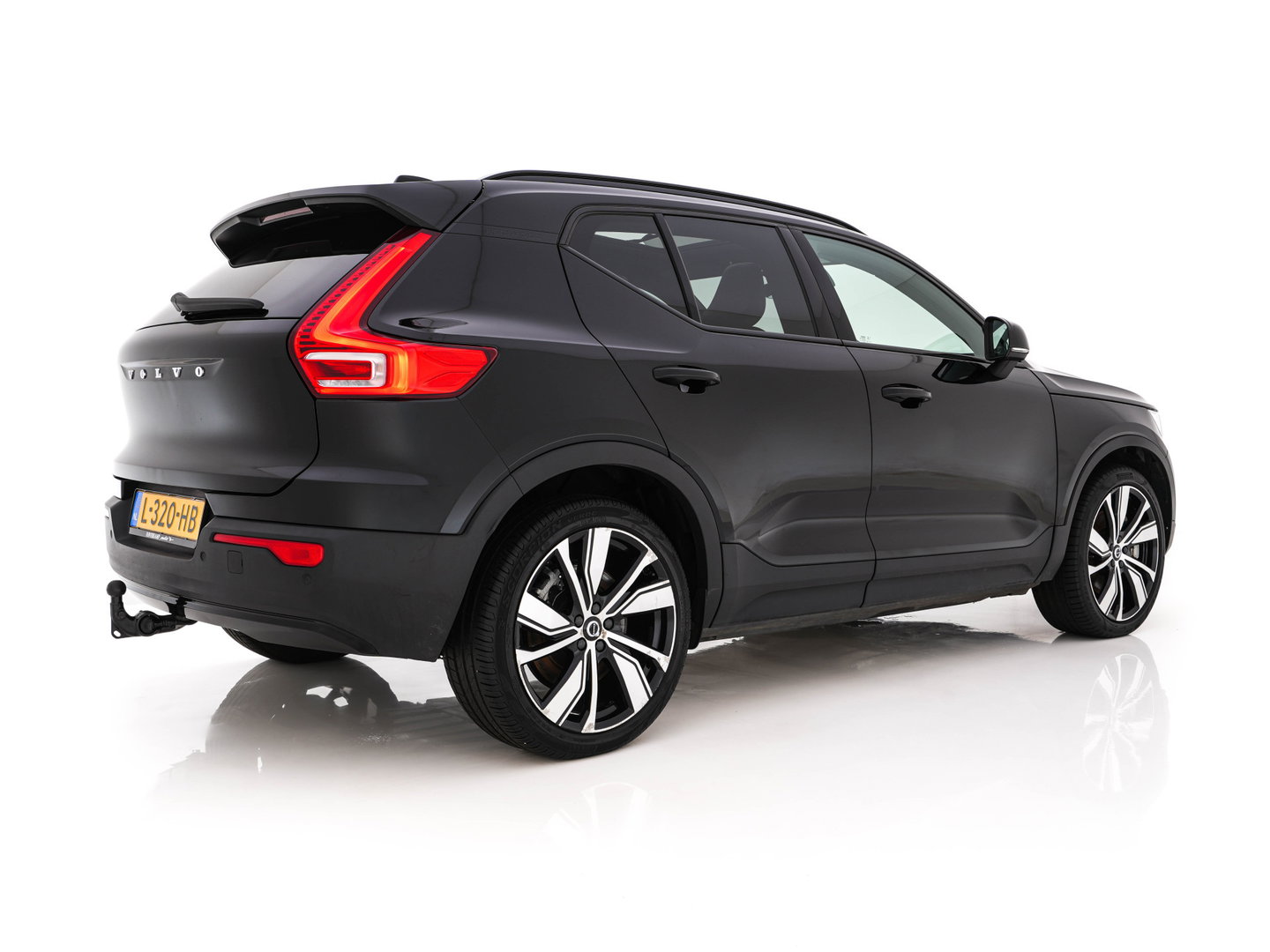 Volvo XC40 Recharge P8 AWD R-Design [3-Fase-11kW] {SoH-89%} (INCL-BTW) Aut. *PANO | LEATHER | ADAPTIVE-CRUISE | DIGI-COCKPIT | FULL-LED | CAMERA | NAVI-FULLMAP | ECC | PDC | KEYLESS | HEATED-SPORTSEATS | TOWBAR | 20''ALU*