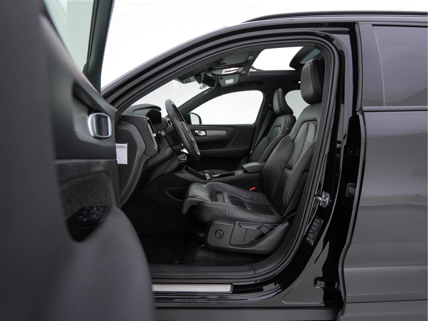 Volvo XC40 Recharge P8 AWD R-Design [3-Fase-11kW] {SoH-89%} (INCL-BTW) Aut. *PANO | LEATHER | ADAPTIVE-CRUISE | DIGI-COCKPIT | FULL-LED | CAMERA | NAVI-FULLMAP | ECC | PDC | KEYLESS | HEATED-SPORTSEATS | TOWBAR | 20''ALU*