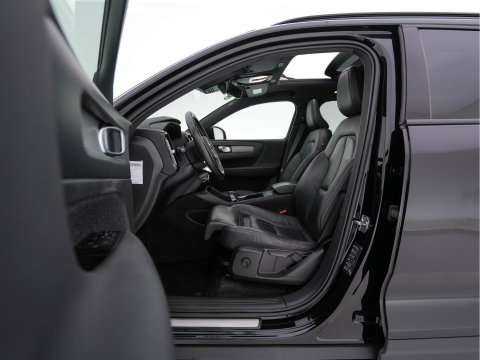 Volvo XC40 Recharge P8 AWD R-Design [3-Fase-11kW] {SoH-89%} (INCL-BTW) Aut. *PANO | LEATHER | ADAPTIVE-CRUISE | DIGI-COCKPIT | FULL-LED | CAMERA | NAVI-FULLMAP | ECC | PDC | KEYLESS | HEATED-SPORTSEATS | TOWBAR | 20''ALU*
