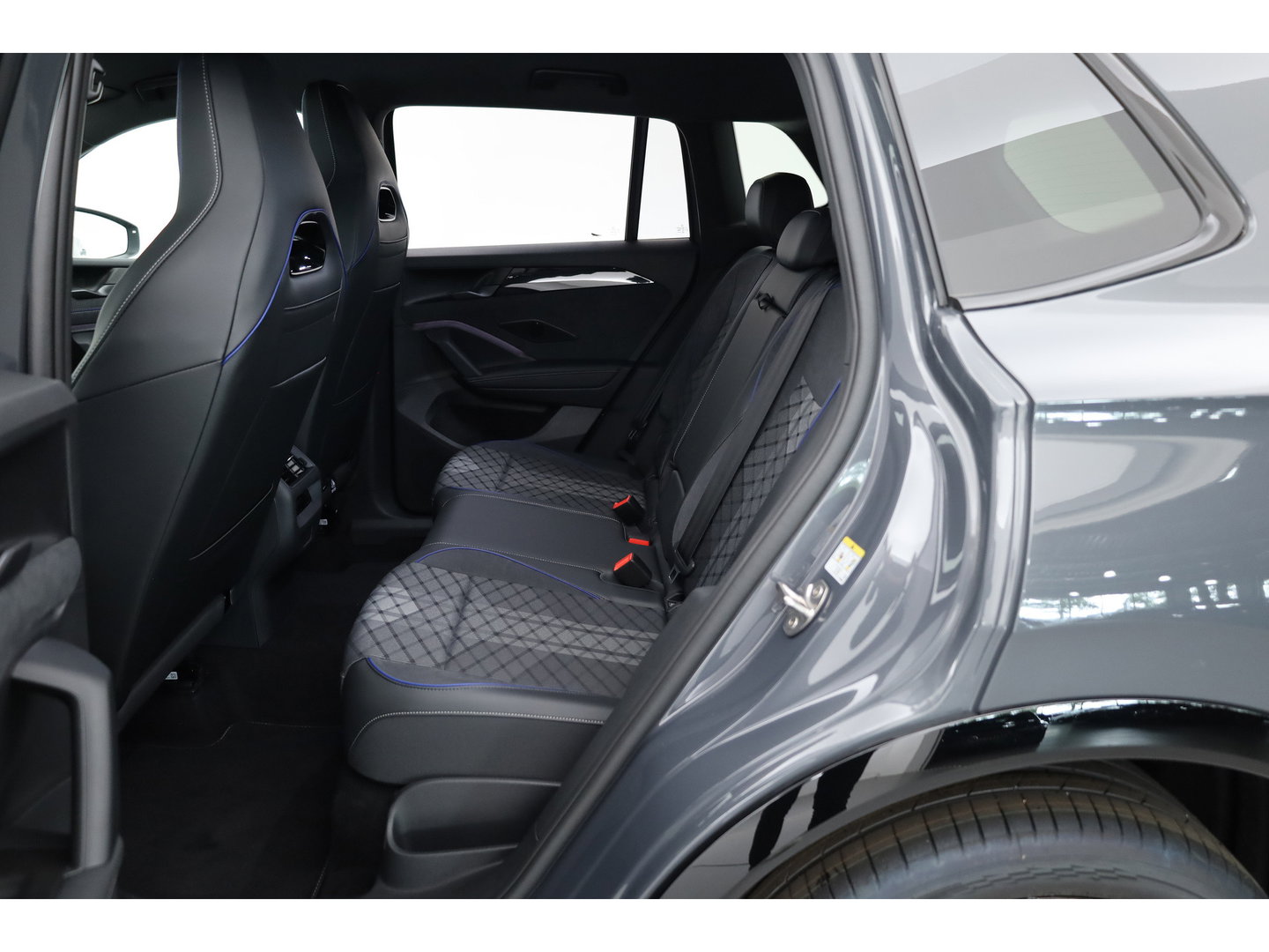 Volkswagen Tiguan 1.5 eHybrid R-Line Edition 272pk | HUD | 360cam | Massage | IQ. Light | Stoel- Stuurverw. | Adapt. Cruise | Apple CarPlay |