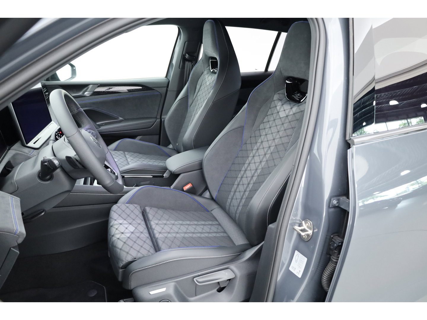 Volkswagen Tiguan 1.5 eHybrid R-Line Edition 272pk | HUD | 360cam | Massage | IQ. Light | Stoel- Stuurverw. | Adapt. Cruise | Apple CarPlay |