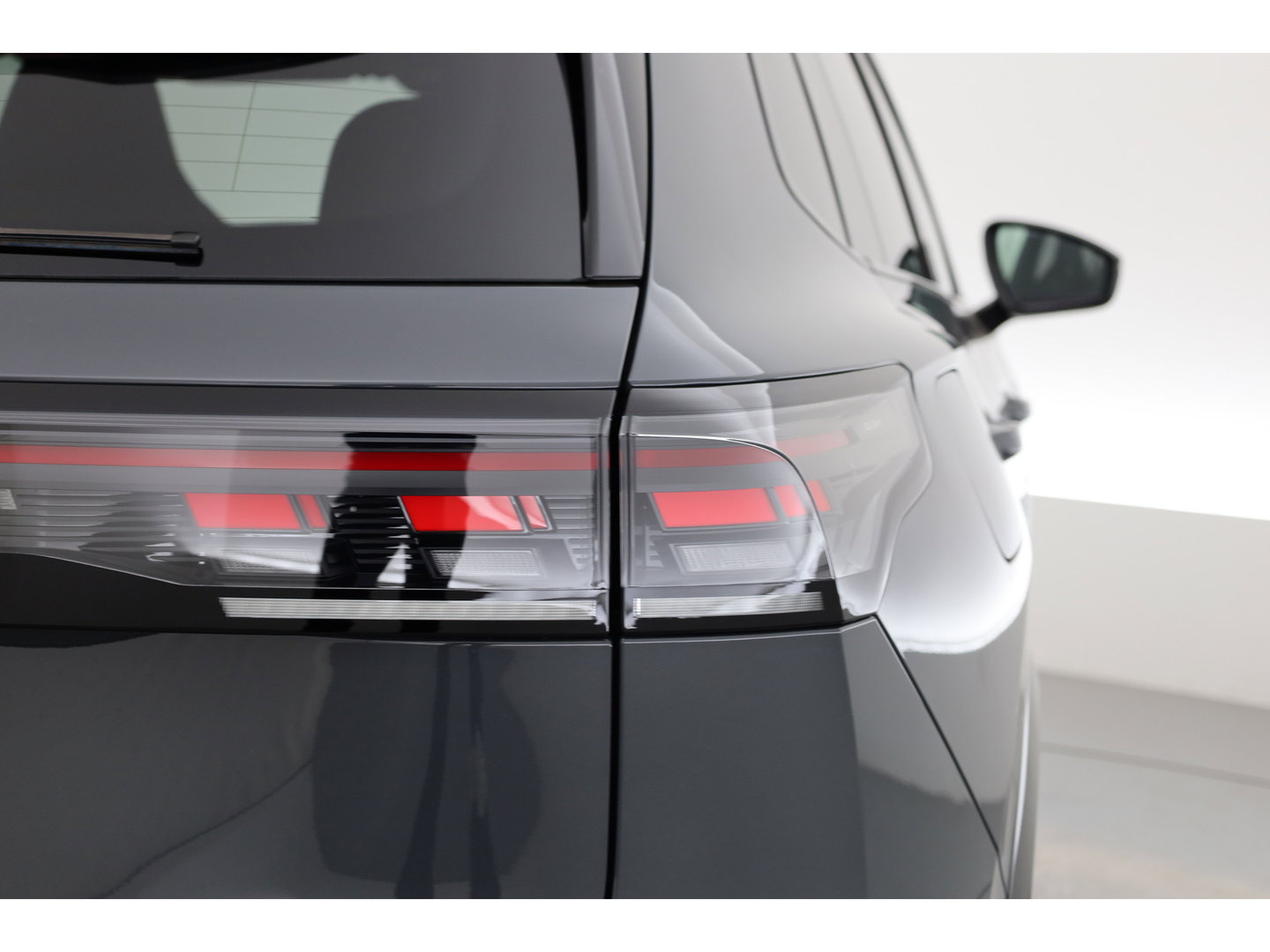 Volkswagen Tiguan 1.5 eHybrid R-Line Edition 272pk | HUD | 360cam | Massage | IQ. Light | Stoel- Stuurverw. | Adapt. Cruise | Apple CarPlay |