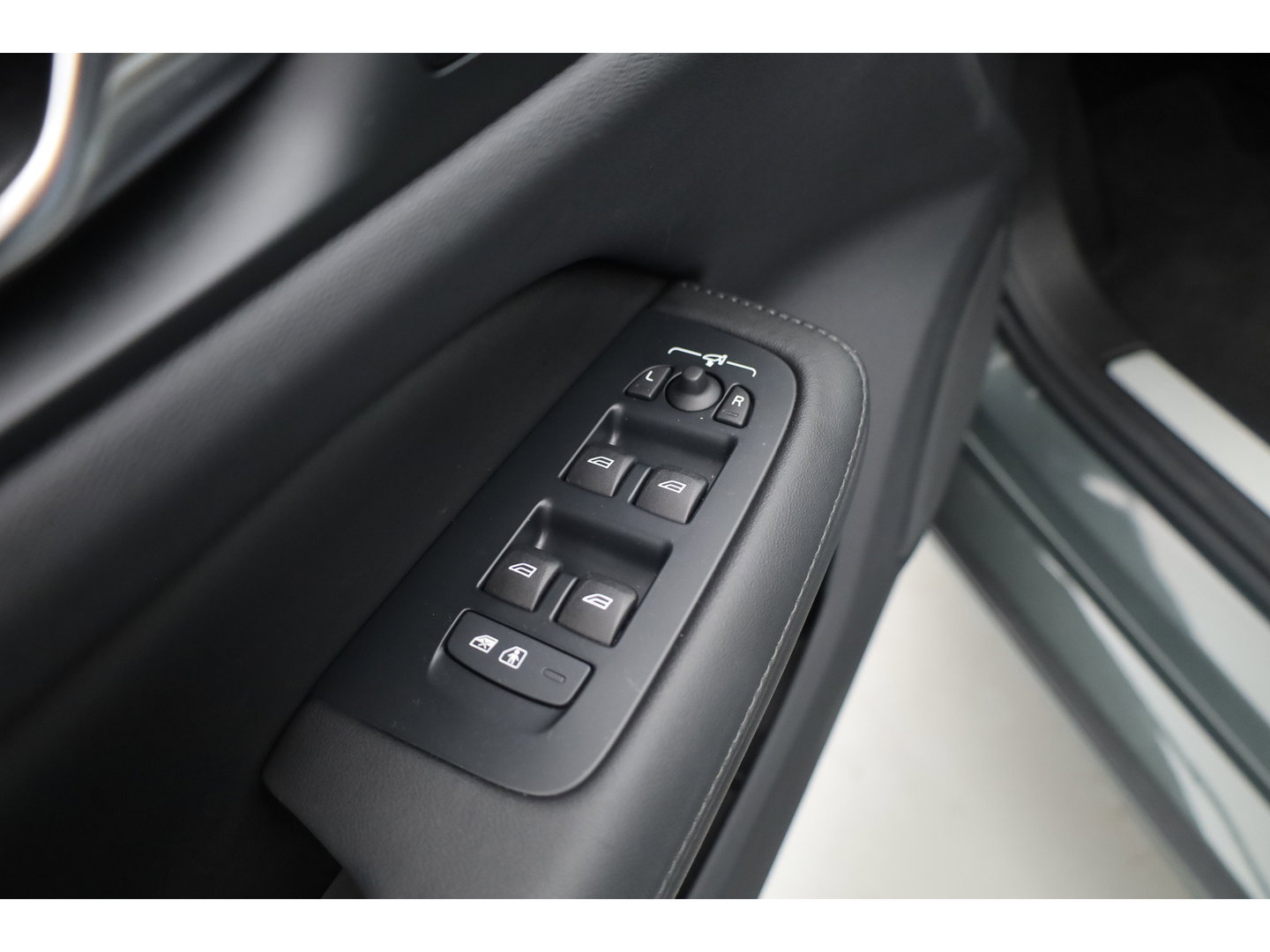 Volvo V60 2.0 T6 Plug-in hybrid AWD Plus Dark | Forest Lake | Pano | Head-Up | Harman Kardon | 360cam | Pilot Assist | Stoel-Stuurverw.