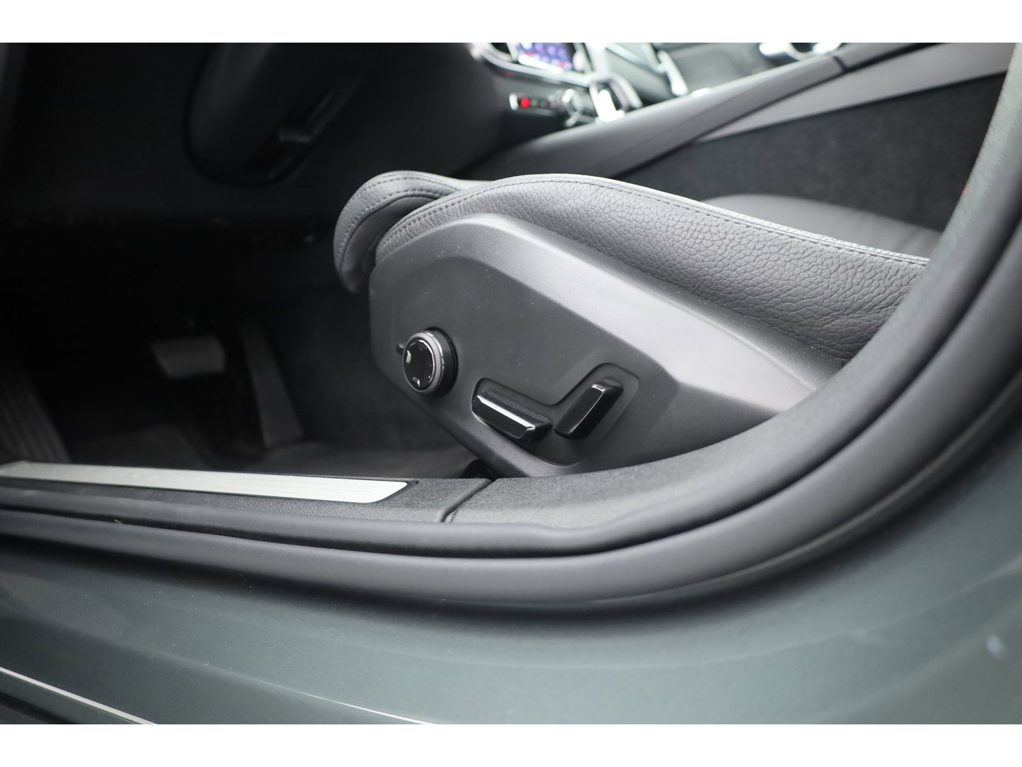 Volvo V60 2.0 T6 Plug-in hybrid AWD Plus Dark | Forest Lake | Pano | Head-Up | Harman Kardon | 360cam | Pilot Assist | Stoel-Stuurverw.