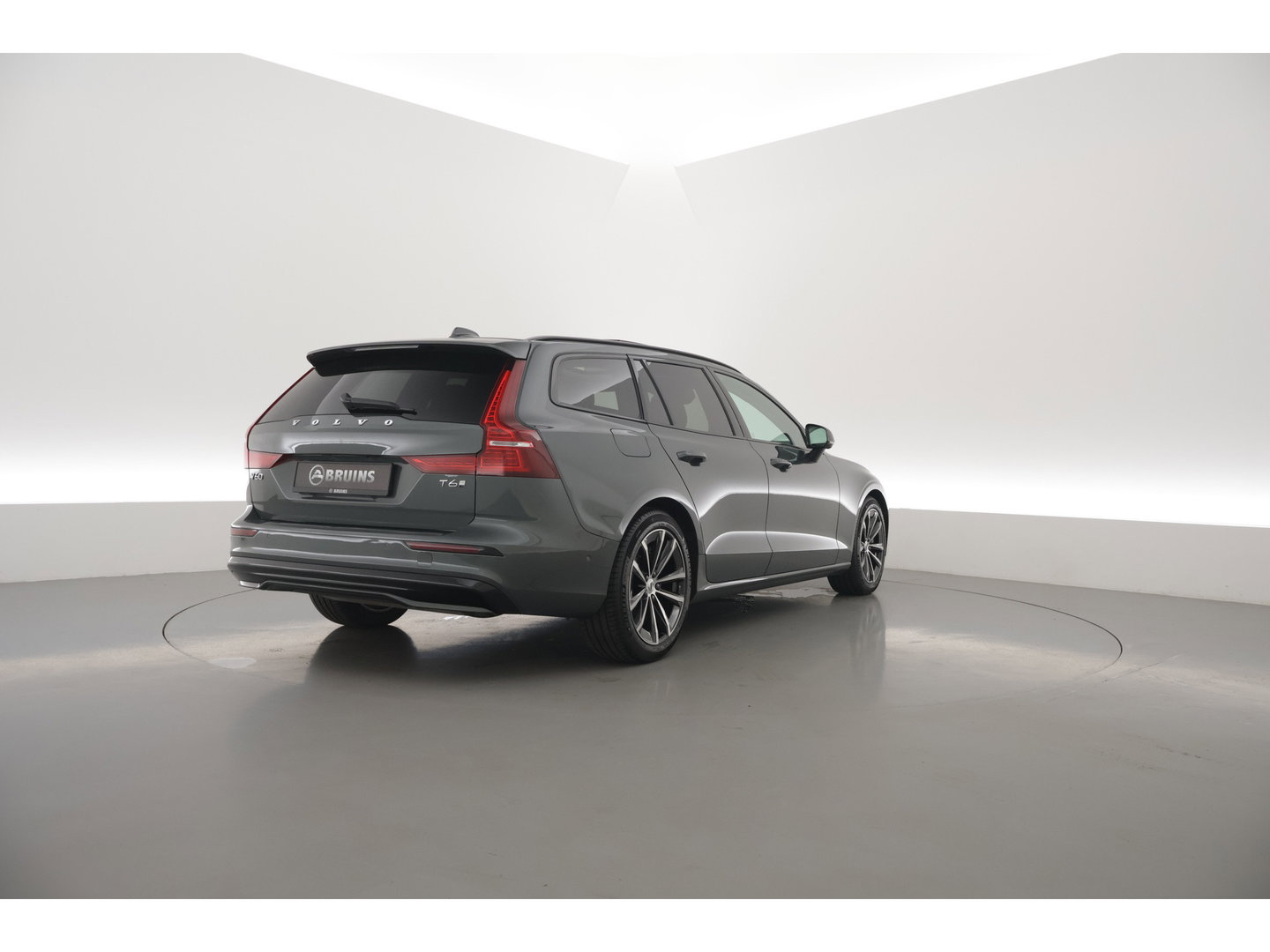 Volvo V60 2.0 T6 Plug-in hybrid AWD Plus Dark | Forest Lake | Pano | Head-Up | Harman Kardon | 360cam | Pilot Assist | Stoel-Stuurverw.