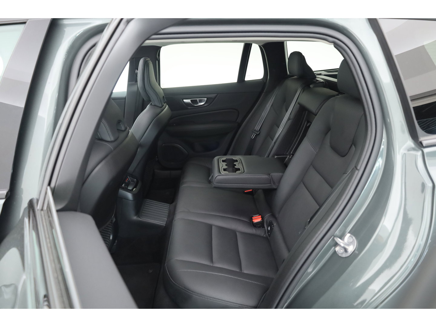 Volvo V60 2.0 T6 Plug-in hybrid AWD Plus Dark | Forest Lake | Pano | Head-Up | Harman Kardon | 360cam | Pilot Assist | Stoel-Stuurverw.