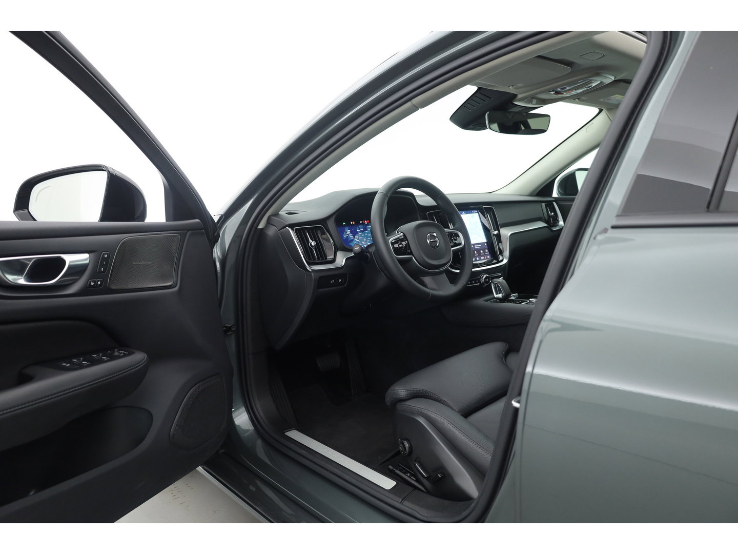 Volvo V60 2.0 T6 Plug-in hybrid AWD Plus Dark | Forest Lake | Pano | Head-Up | Harman Kardon | 360cam | Pilot Assist | Stoel-Stuurverw.