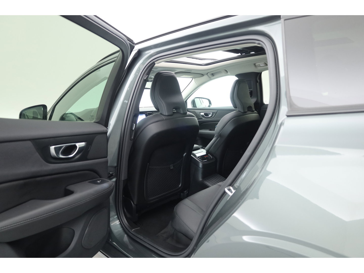 Volvo V60 2.0 T6 Plug-in hybrid AWD Plus Dark | Forest Lake | Pano | Head-Up | Harman Kardon | 360cam | Pilot Assist | Stoel-Stuurverw.