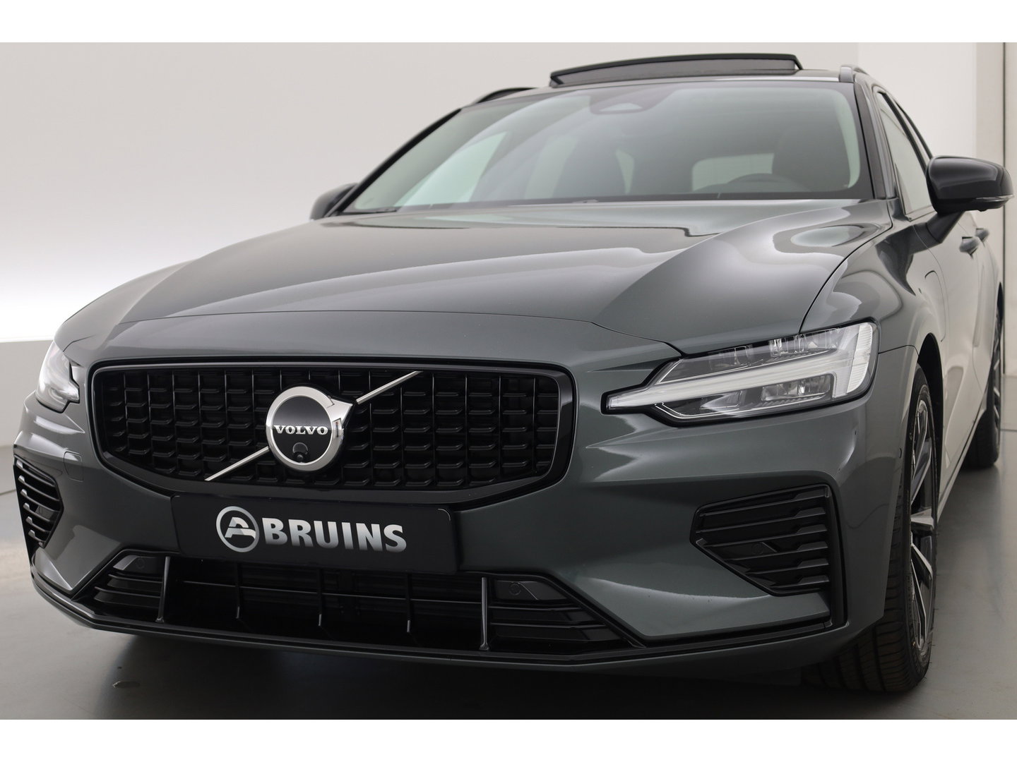 Volvo V60 2.0 T6 Plug-in hybrid AWD Plus Dark | Forest Lake | Pano | Head-Up | Harman Kardon | 360cam | Pilot Assist | Stoel-Stuurverw.