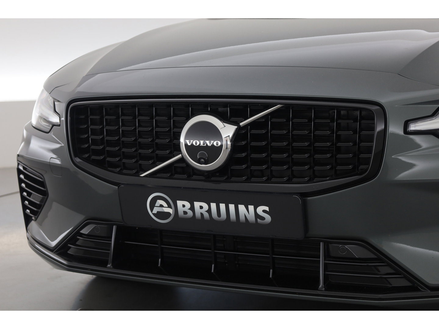 Volvo V60 2.0 T6 Plug-in hybrid AWD Plus Dark | Forest Lake | Pano | Head-Up | Harman Kardon | 360cam | Pilot Assist | Stoel-Stuurverw.