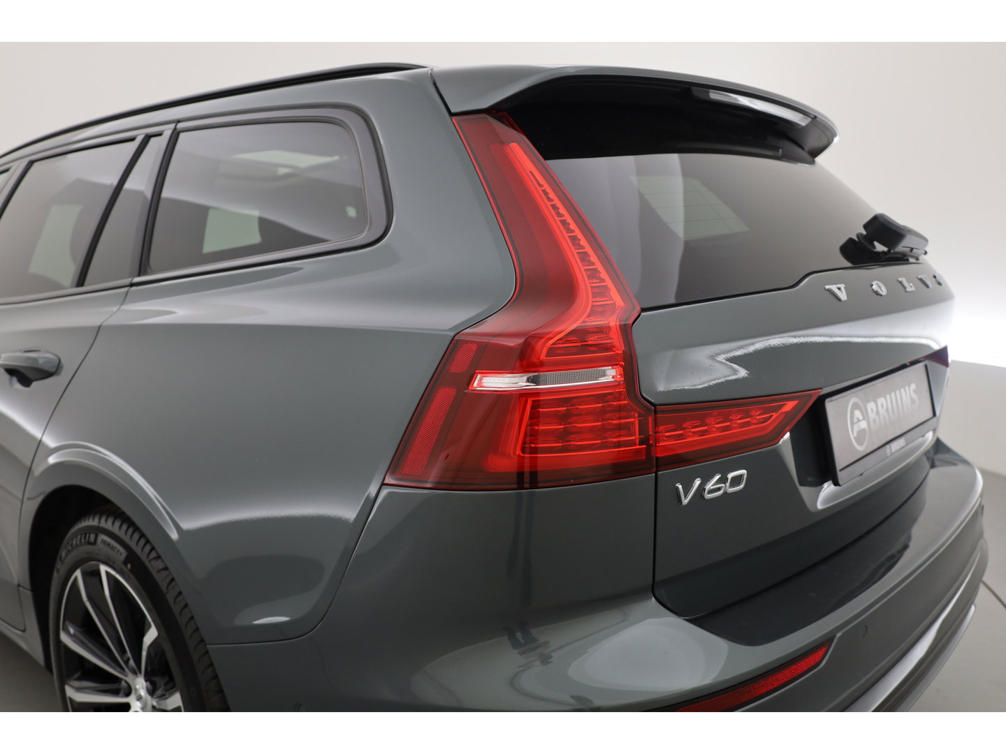 Volvo V60 2.0 T6 Plug-in hybrid AWD Plus Dark | Forest Lake | Pano | Head-Up | Harman Kardon | 360cam | Pilot Assist | Stoel-Stuurverw.