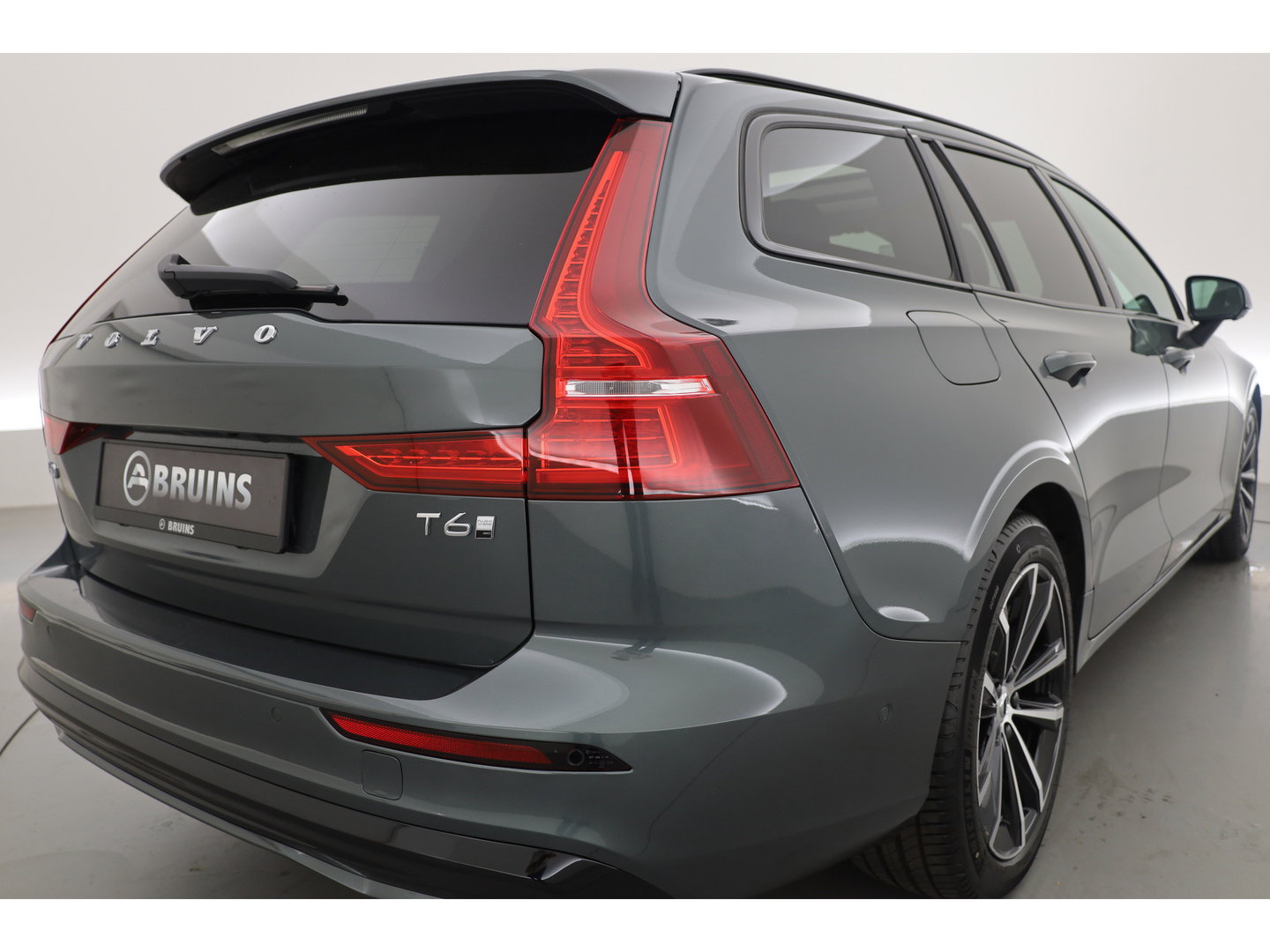 Volvo V60 2.0 T6 Plug-in hybrid AWD Plus Dark | Forest Lake | Pano | Head-Up | Harman Kardon | 360cam | Pilot Assist | Stoel-Stuurverw.