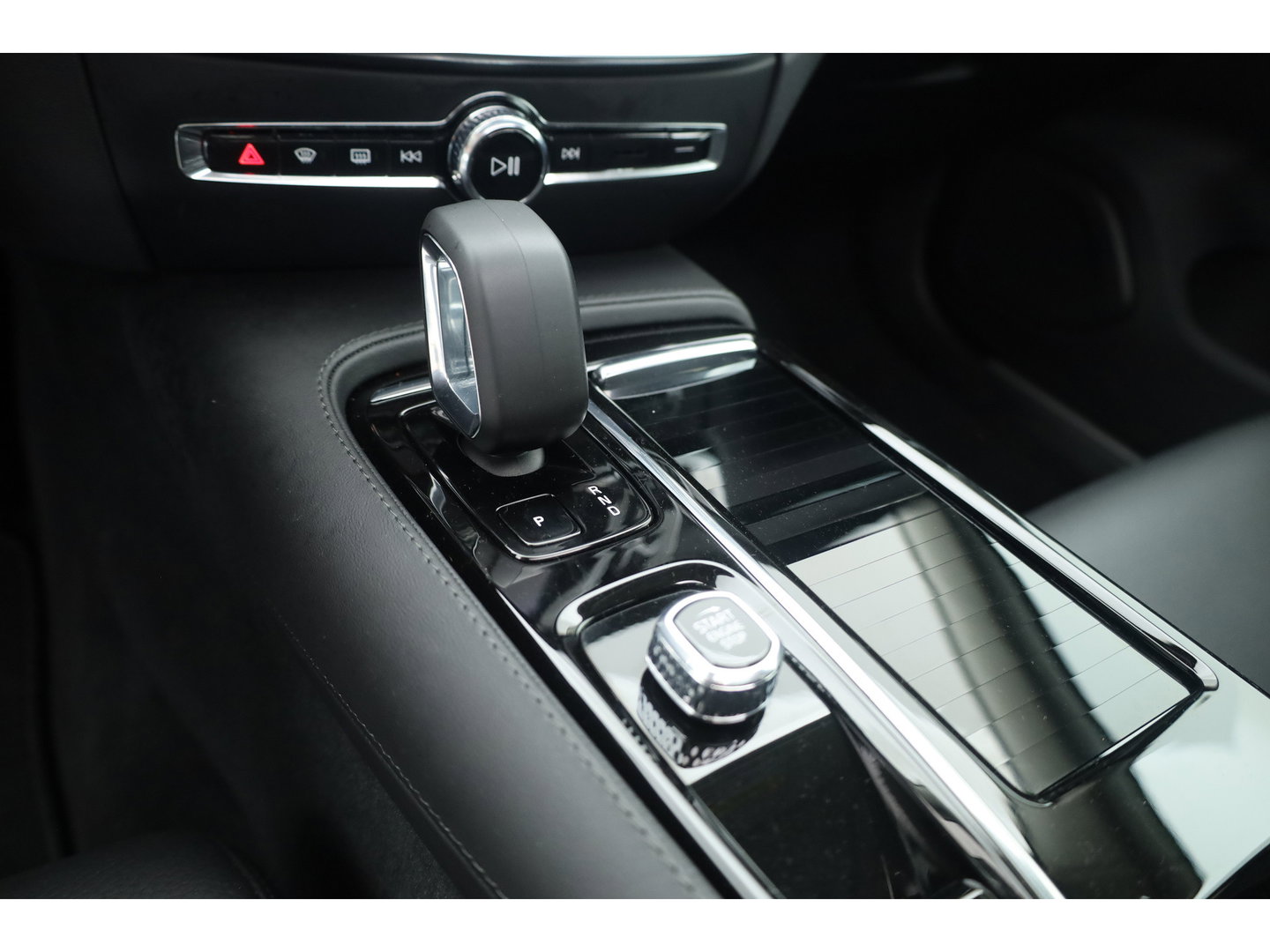 Volvo V60 2.0 T6 Plug-in hybrid AWD Plus Dark | Forest Lake | Pano | Head-Up | Harman Kardon | 360cam | Pilot Assist | Stoel-Stuurverw.