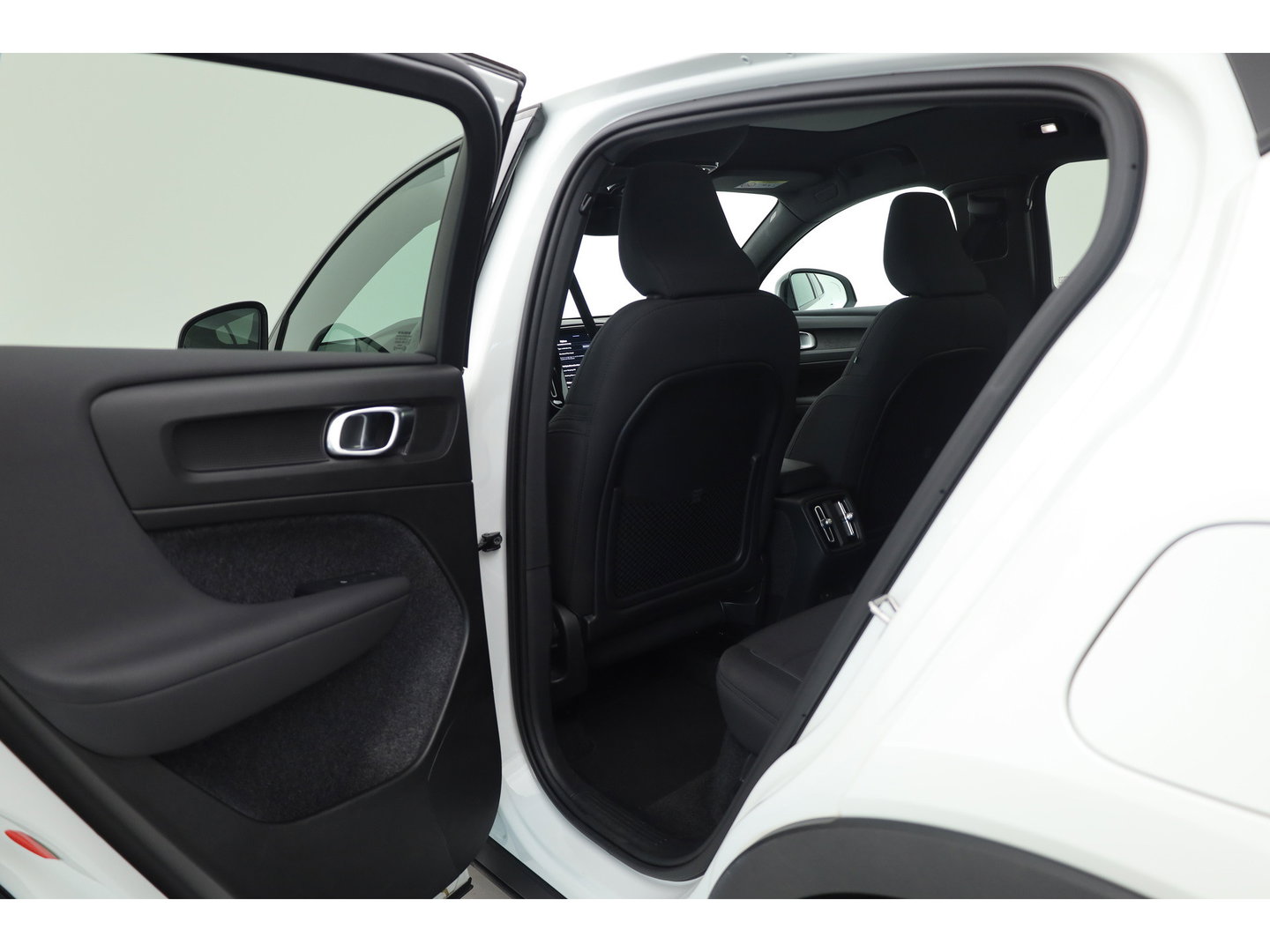 Volvo C40 Single Motor Plus 69 kWh | SOH 95.1 | Warmtepomp | Pano-dak | Stoel- + stuurverwarming | Google | Adap. Cruise | Dodehoek (Blis) |