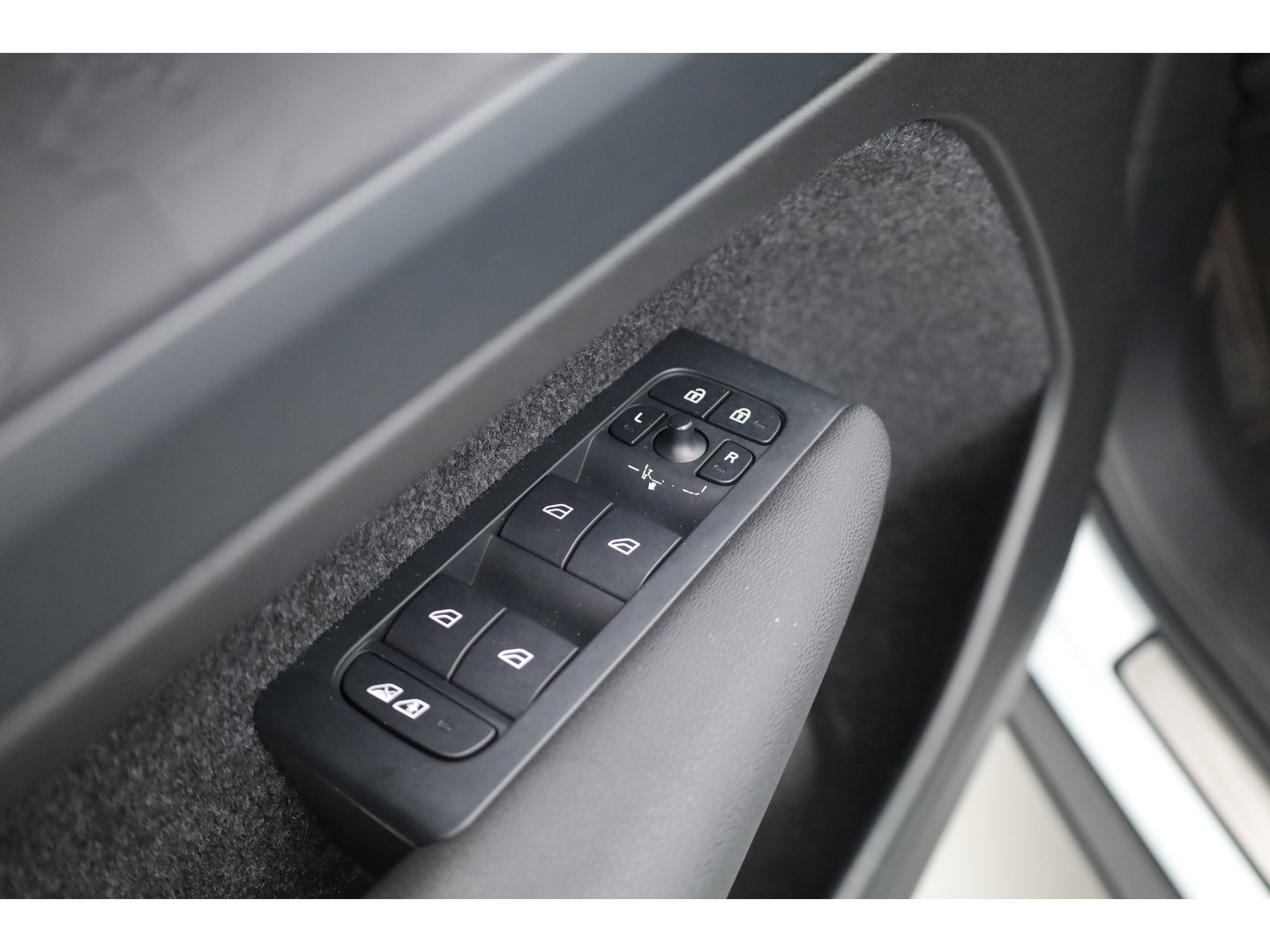 Volvo C40 Single Motor Plus 69 kWh | SOH 95.1 | Warmtepomp | Pano-dak | Stoel- + stuurverwarming | Google | Adap. Cruise | Dodehoek (Blis) |