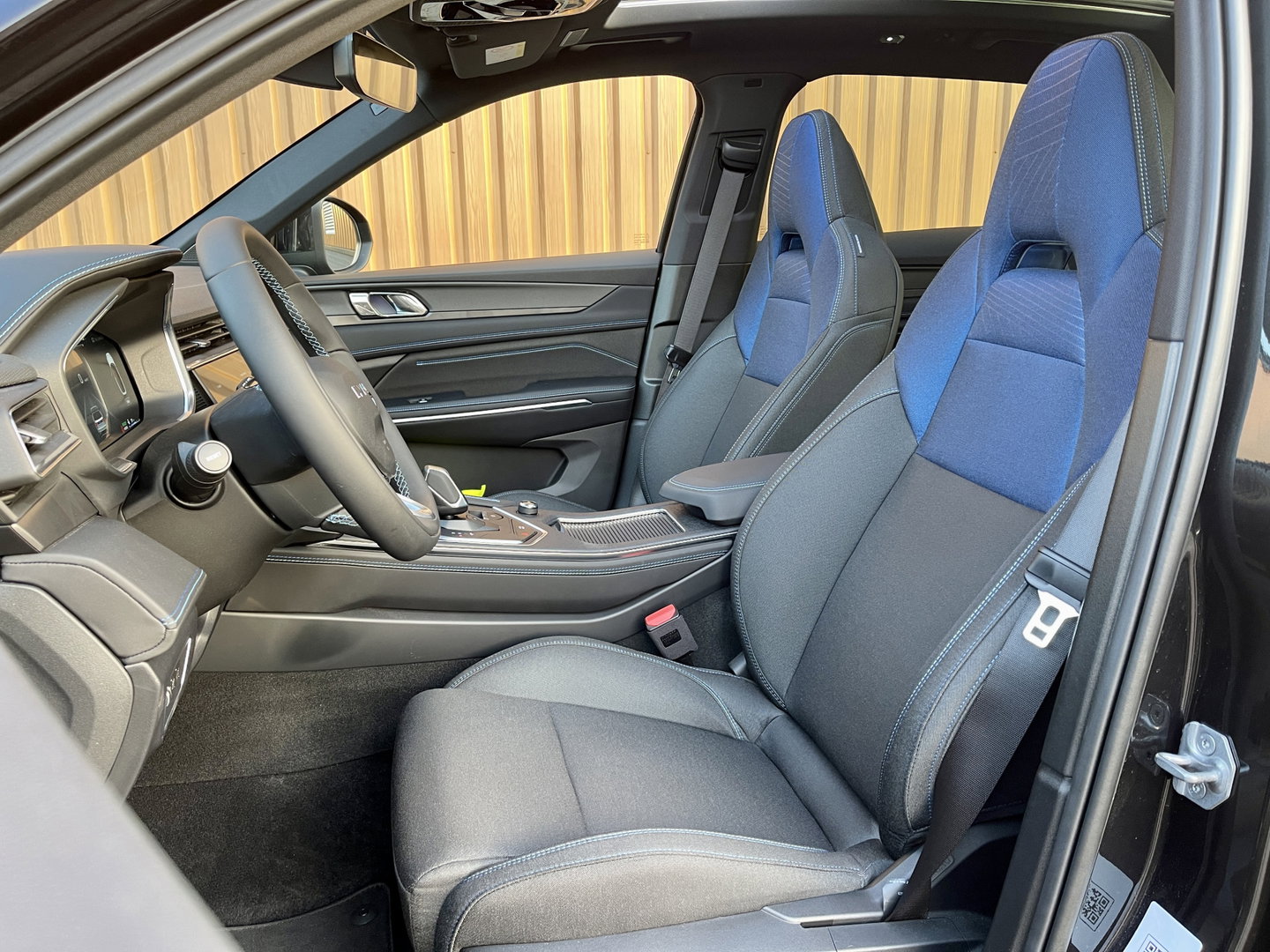 Lynk & Co 01 1.5 | Black Pakket Optioneel | Panoramadak | Zwarte hemel | Adaptive Cruise Control | Keyless | Elektrische Bestuurdersstoel + Geheugen | Parkeersensoren | Apple Carplay |