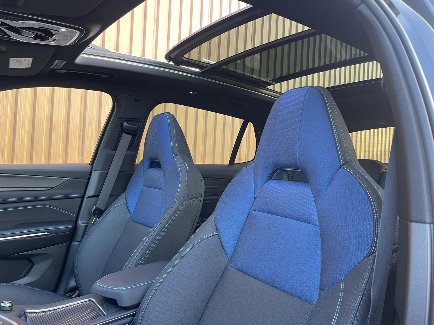 Lynk & Co 01 1.5 | Black Pakket Optioneel | Panoramadak | Zwarte hemel | Adaptive Cruise Control | Keyless | Elektrische Bestuurdersstoel + Geheugen | Parkeersensoren | Apple Carplay |