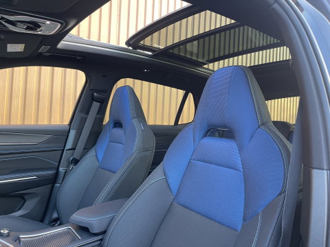 Lynk & Co 01 1.5 | Black Pakket Optioneel | Panoramadak | Zwarte hemel | Adaptive Cruise Control | Keyless | Elektrische Bestuurdersstoel + Geheugen | Parkeersensoren | Apple Carplay |