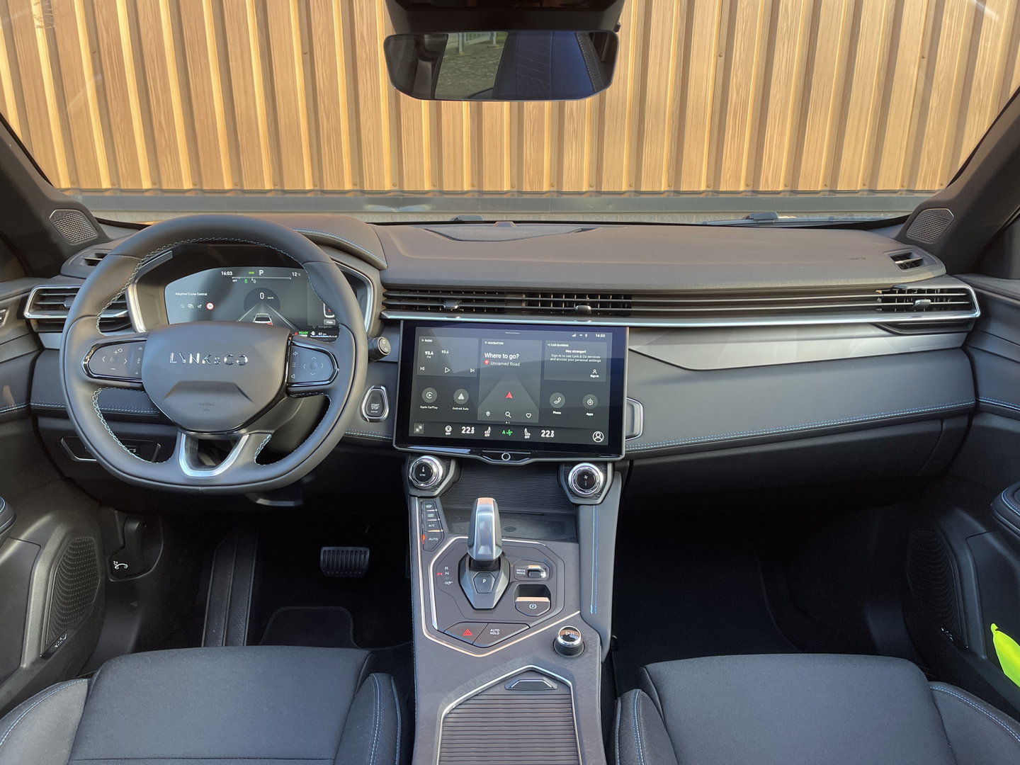 Lynk & Co 01 1.5 | Black Pakket Optioneel | Panoramadak | Zwarte hemel | Adaptive Cruise Control | Keyless | Elektrische Bestuurdersstoel + Geheugen | Parkeersensoren | Apple Carplay |
