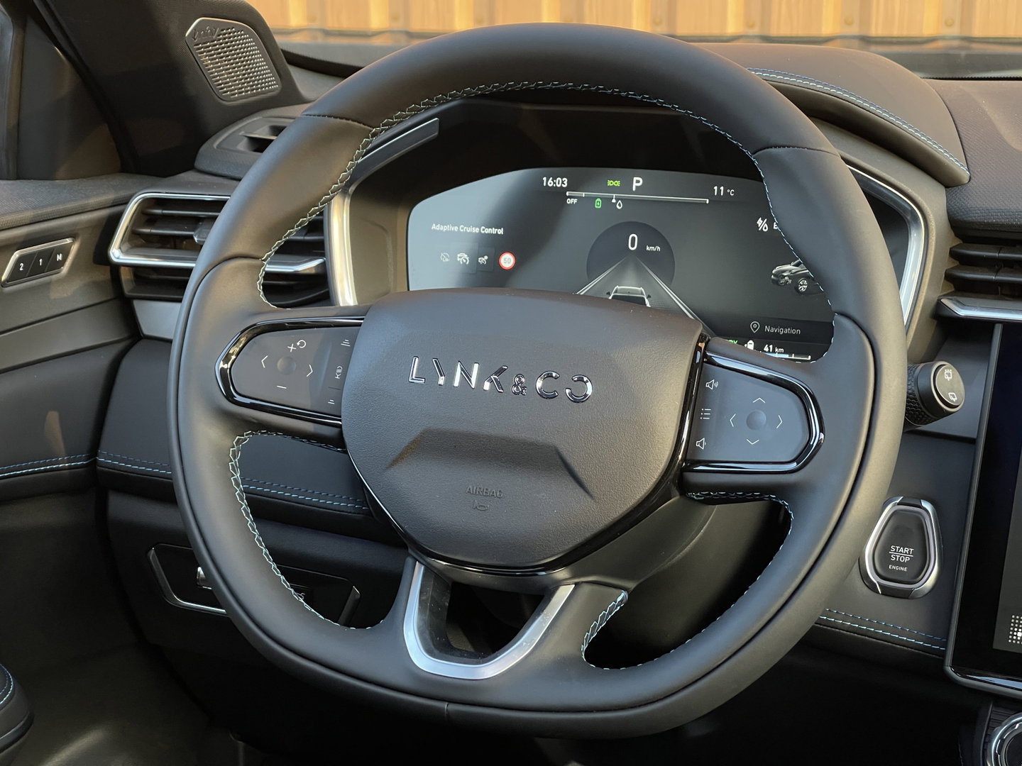 Lynk & Co 01 1.5 | Black Pakket Optioneel | Panoramadak | Zwarte hemel | Adaptive Cruise Control | Keyless | Elektrische Bestuurdersstoel + Geheugen | Parkeersensoren | Apple Carplay |
