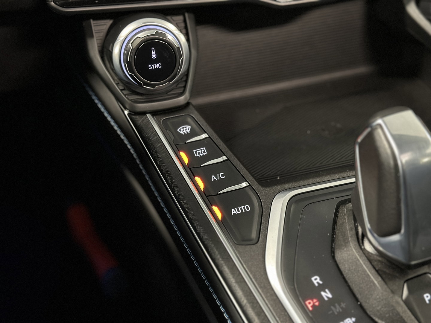 Lynk & Co 01 1.5 | Black Pakket Optioneel | Panoramadak | Zwarte hemel | Adaptive Cruise Control | Keyless | Elektrische Bestuurdersstoel + Geheugen | Parkeersensoren | Apple Carplay |