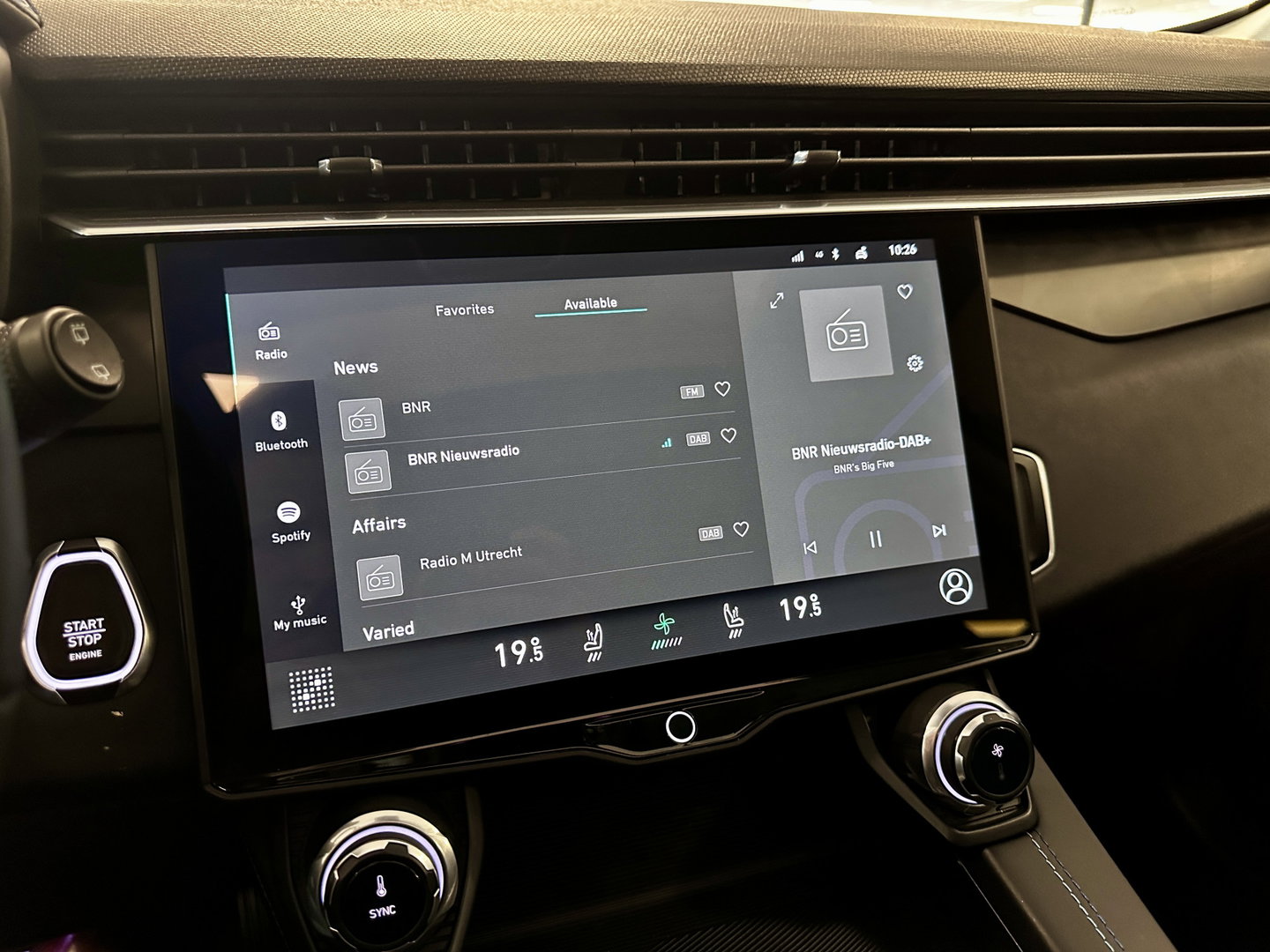 Lynk & Co 01 1.5 | Black Pakket Optioneel | Panoramadak | Zwarte hemel | Adaptive Cruise Control | Keyless | Elektrische Bestuurdersstoel + Geheugen | Parkeersensoren | Apple Carplay |