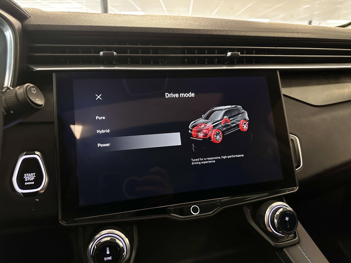 Lynk & Co 01 1.5 | Black Pakket Optioneel | Panoramadak | Zwarte hemel | Adaptive Cruise Control | Keyless | Elektrische Bestuurdersstoel + Geheugen | Parkeersensoren | Apple Carplay |