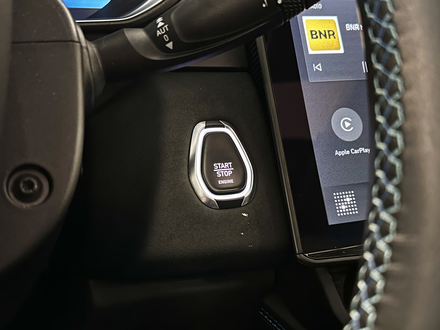 Lynk & Co 01 1.5 | Black Pakket Optioneel | Panoramadak | Zwarte hemel | Adaptive Cruise Control | Keyless | Elektrische Bestuurdersstoel + Geheugen | Parkeersensoren | Apple Carplay |