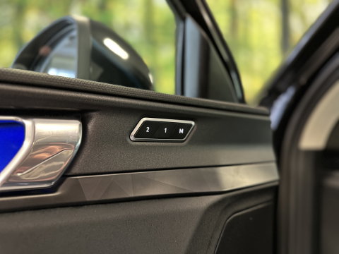 Lynk & Co 01 1.5 | Black Pakket Optioneel | Panoramadak | Zwarte hemel | Adaptive Cruise Control | Keyless | Elektrische Bestuurdersstoel + Geheugen | Parkeersensoren | Apple Carplay |