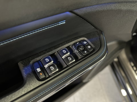 Lynk & Co 01 1.5 | Black Pakket Optioneel | Panoramadak | Zwarte hemel | Adaptive Cruise Control | Keyless | Elektrische Bestuurdersstoel + Geheugen | Parkeersensoren | Apple Carplay |