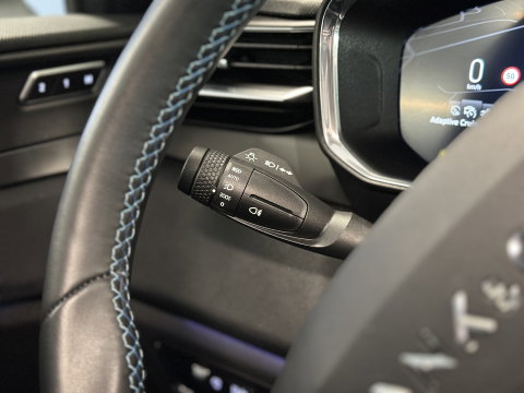 Lynk & Co 01 1.5 | Black Pakket Optioneel | Panoramadak | Zwarte hemel | Adaptive Cruise Control | Keyless | Elektrische Bestuurdersstoel + Geheugen | Parkeersensoren | Apple Carplay |