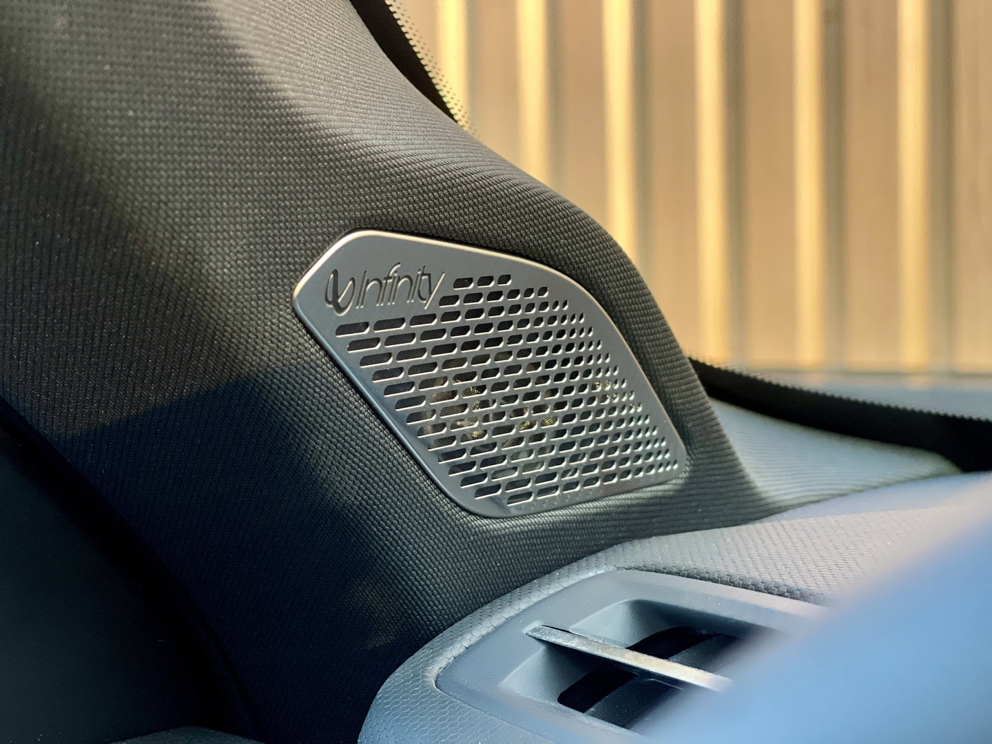 Lynk & Co 01 1.5 | Black Pakket Optioneel | Panoramadak | Zwarte hemel | Adaptive Cruise Control | Keyless | Elektrische Bestuurdersstoel + Geheugen | Parkeersensoren | Apple Carplay |