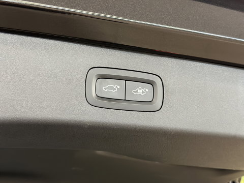 Lynk & Co 01 1.5 | Black Pakket Optioneel | Panoramadak | Zwarte hemel | Adaptive Cruise Control | Keyless | Elektrische Bestuurdersstoel + Geheugen | Parkeersensoren | Apple Carplay |
