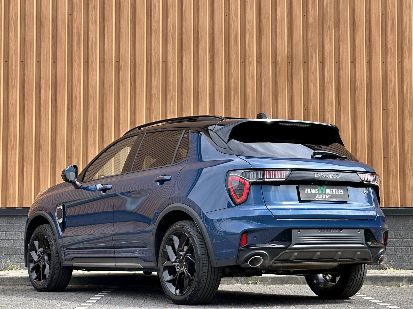 Lynk & Co 01 1.5 | Black Pakket Optioneel | Panoramadak | Zwarte hemel | Adaptive Cruise Control | Keyless | Elektrische Bestuurdersstoel + Geheugen | Parkeersensoren | Apple Carplay |