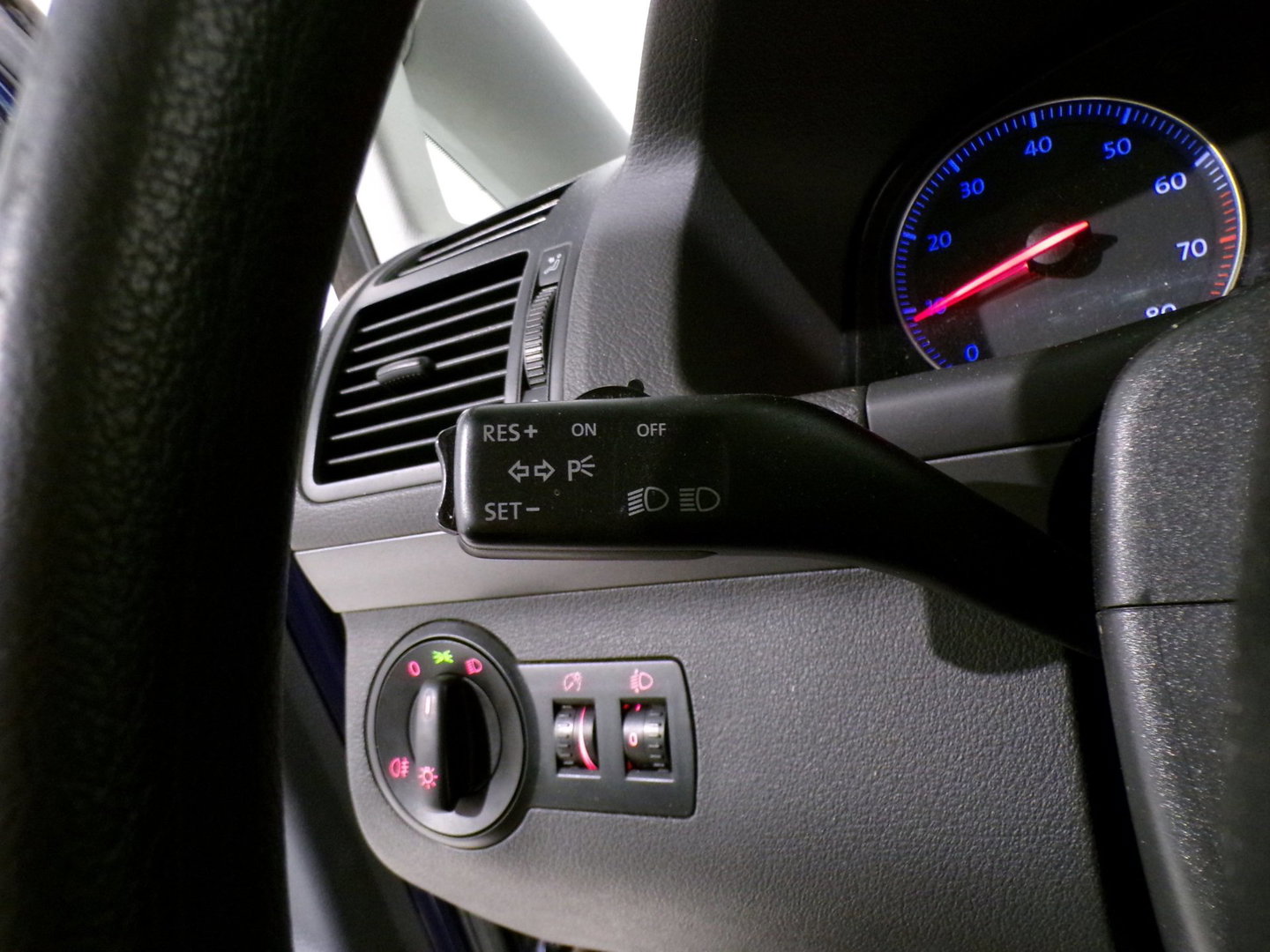 Volkswagen Touran 1.6 Athene 7P. "7 Persoons" Nieuwe-APK ! Airco Climatronic Cruise-control ! Technisch goede auto !