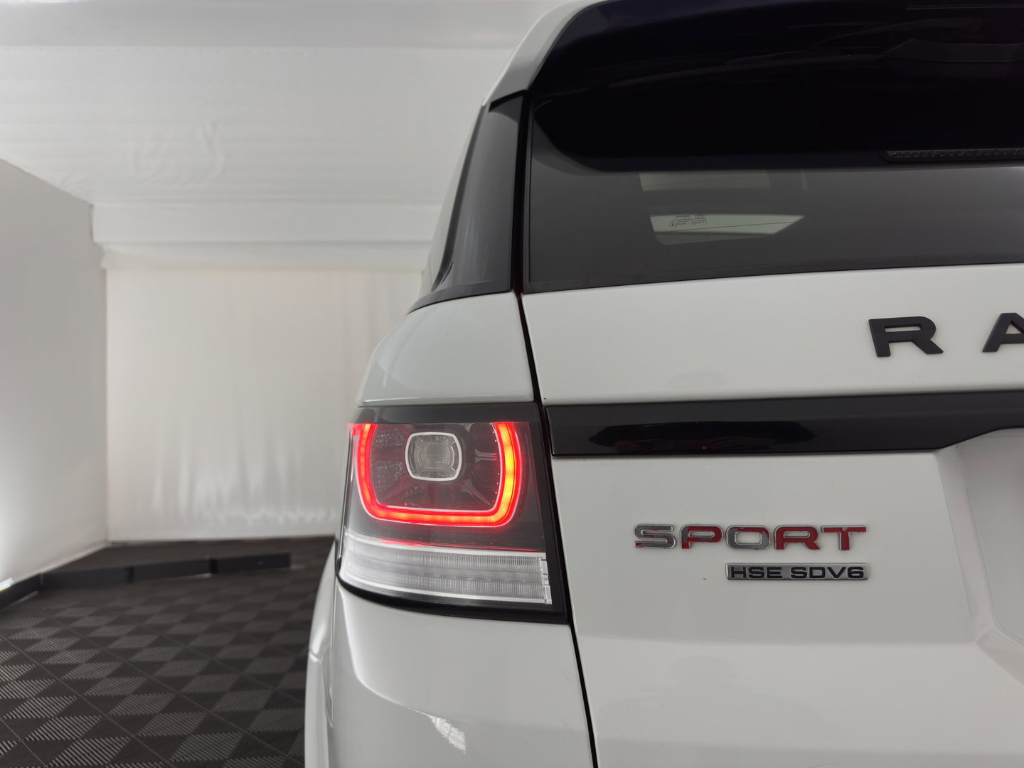 Land Rover Range Rover Sport 3.0 SDV6 Autobiography Dynamic Aut. *PANO | LEATHER | XENON | DIGI-COCKPIT | HEATED-COMFORTSEATS | CAMERA | NAVI-FULLMAP | PRIVACY-GLASS | AIRSUSPENSION | HEAD-UP | ECC | SHIFTPADDLES | PDC | CRUISE | 21''ALU*