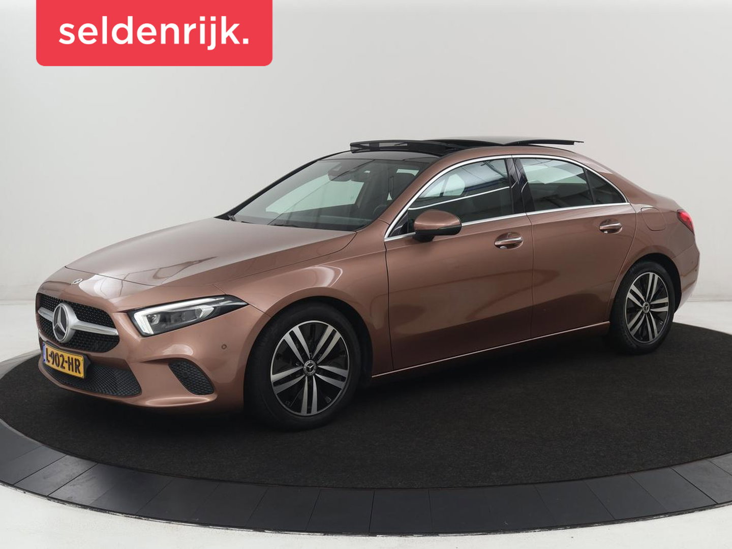 Mercedes-Benz A-Klasse 200 Business Solution Luxury | Trekhaak | Panoramadak | Leder | Memory | Sfeerverlichting | Full LED | Stoelverwarming | Camera | Park assist | Cruise control |