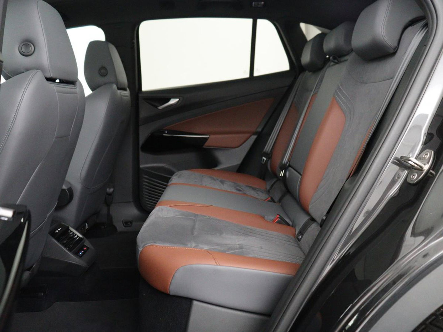 Volkswagen ID.4 First Max 77 kWh | SOH 91,9% | Panoramadak | Leder/alcantara | Memory | Stuur/stoel verwarming | Adaptive cruise | 360 camera | Dodehoek detectie | Carplay | Sfeerverlichting |