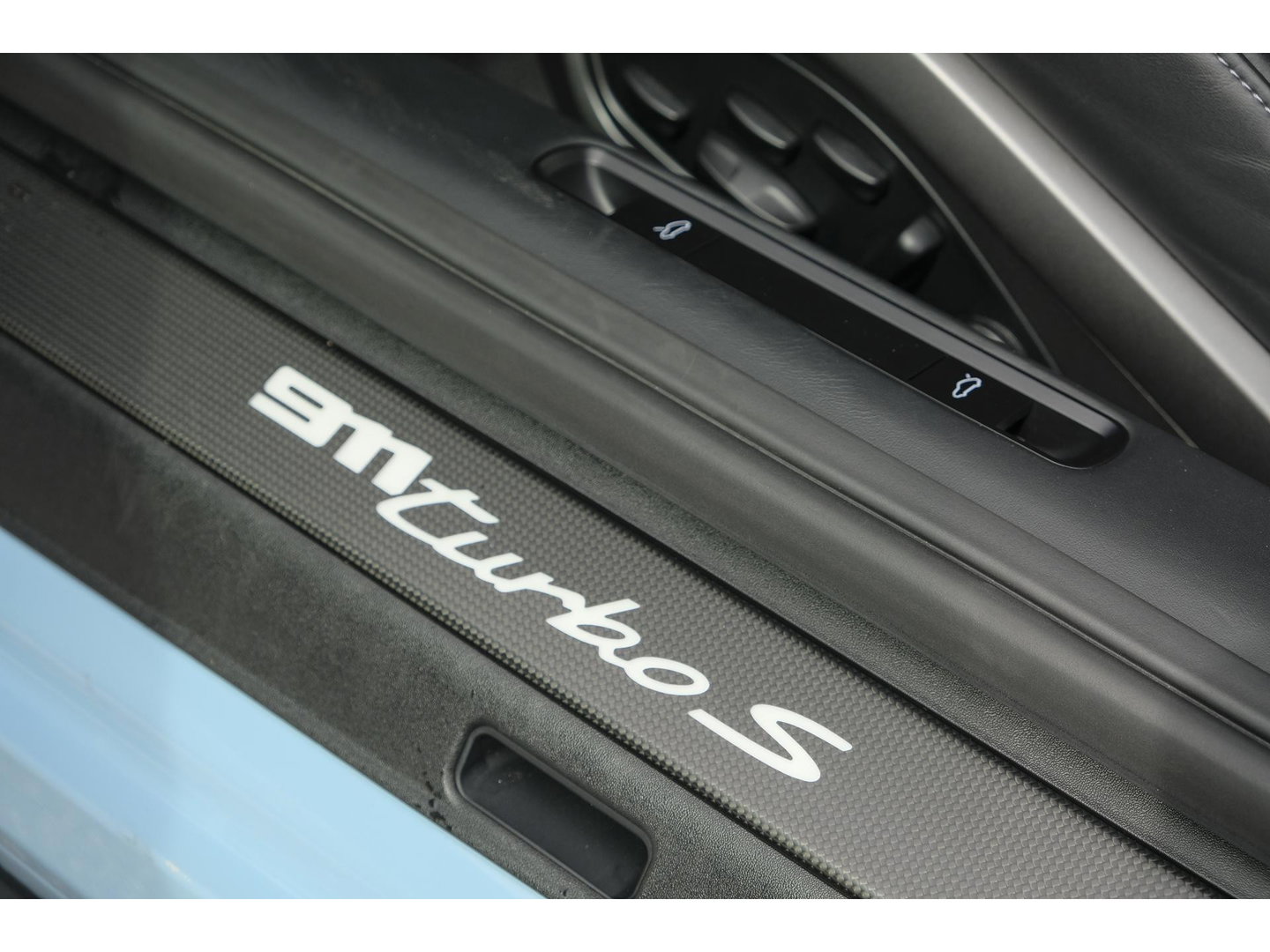 Porsche 911 3.8 Turbo S 650pk Panoramadak Burmester Keramisch PTS Gulfblauw NLauto Noselift PDCC Sportuitlaat