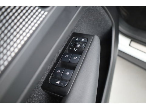 Volvo XC40 1.5 T5 Recharge R-Design | RIJKLAAR !! | Adapt. Cruise | Trekhaak | Leder | Camera | Stoel- Stuurverw. | Harman Kardon | Apple CarPlay