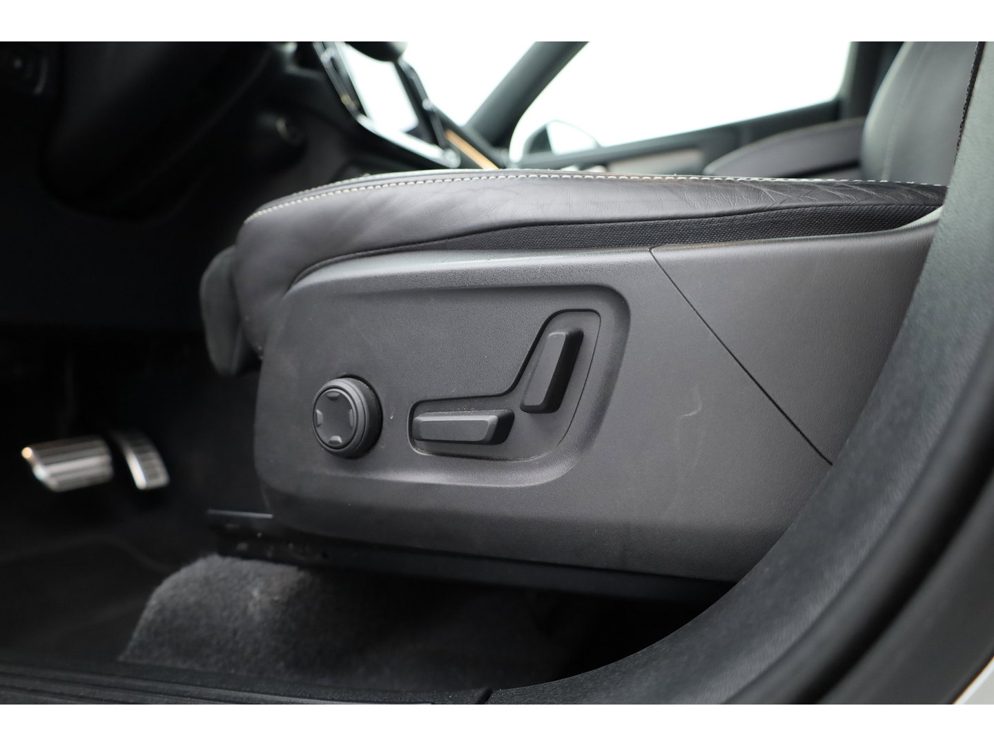 Volvo XC40 1.5 T5 Recharge R-Design | RIJKLAAR !! | Adapt. Cruise | Trekhaak | Leder | Camera | Stoel- Stuurverw. | Harman Kardon | Apple CarPlay