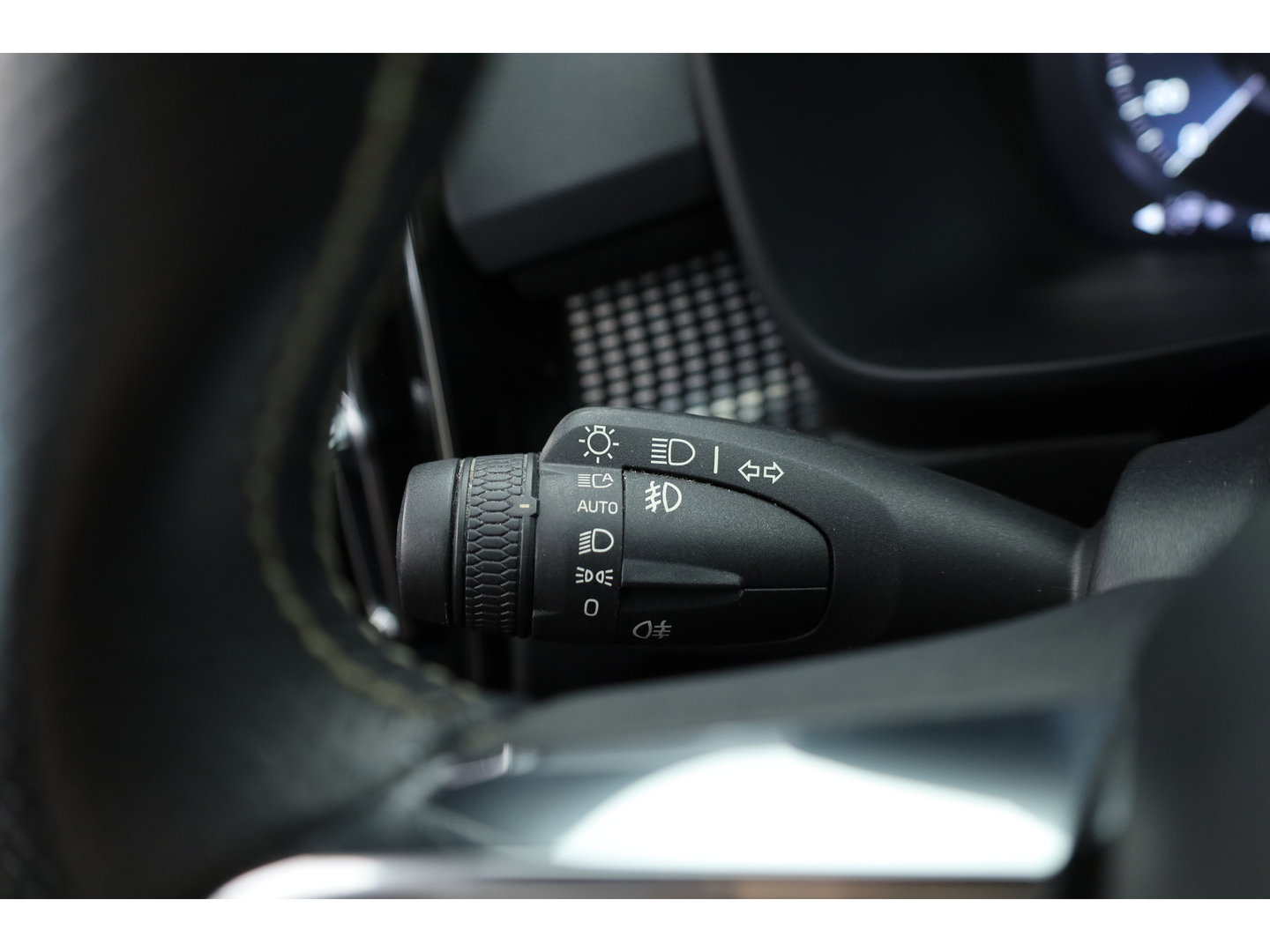 Volvo XC40 1.5 T5 Recharge R-Design | RIJKLAAR !! | Adapt. Cruise | Trekhaak | Leder | Camera | Stoel- Stuurverw. | Harman Kardon | Apple CarPlay